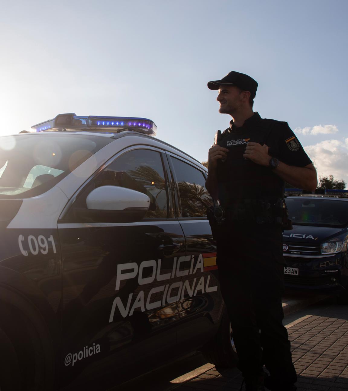 Ein Polizist der spanischen Policia Nacional patroulliert.