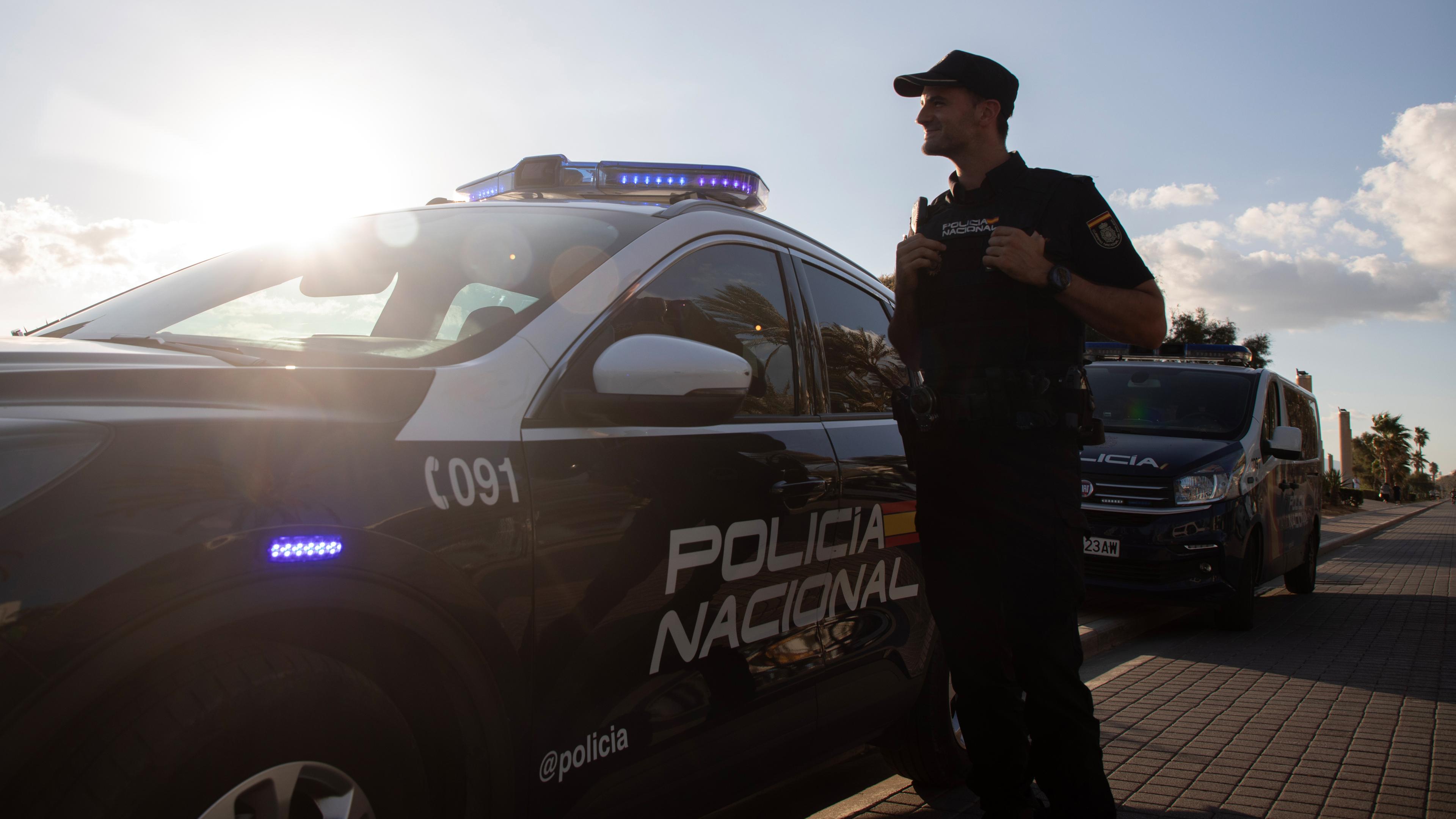 Ein Polizist der spanischen Policia Nacional patroulliert.