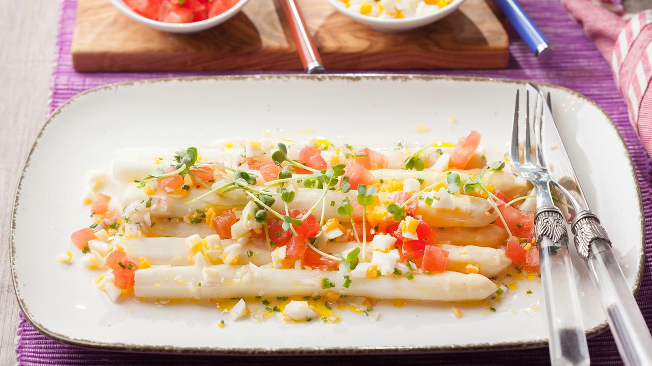 Spargelsalat mit Tomate und Ei - ZDFmediathek