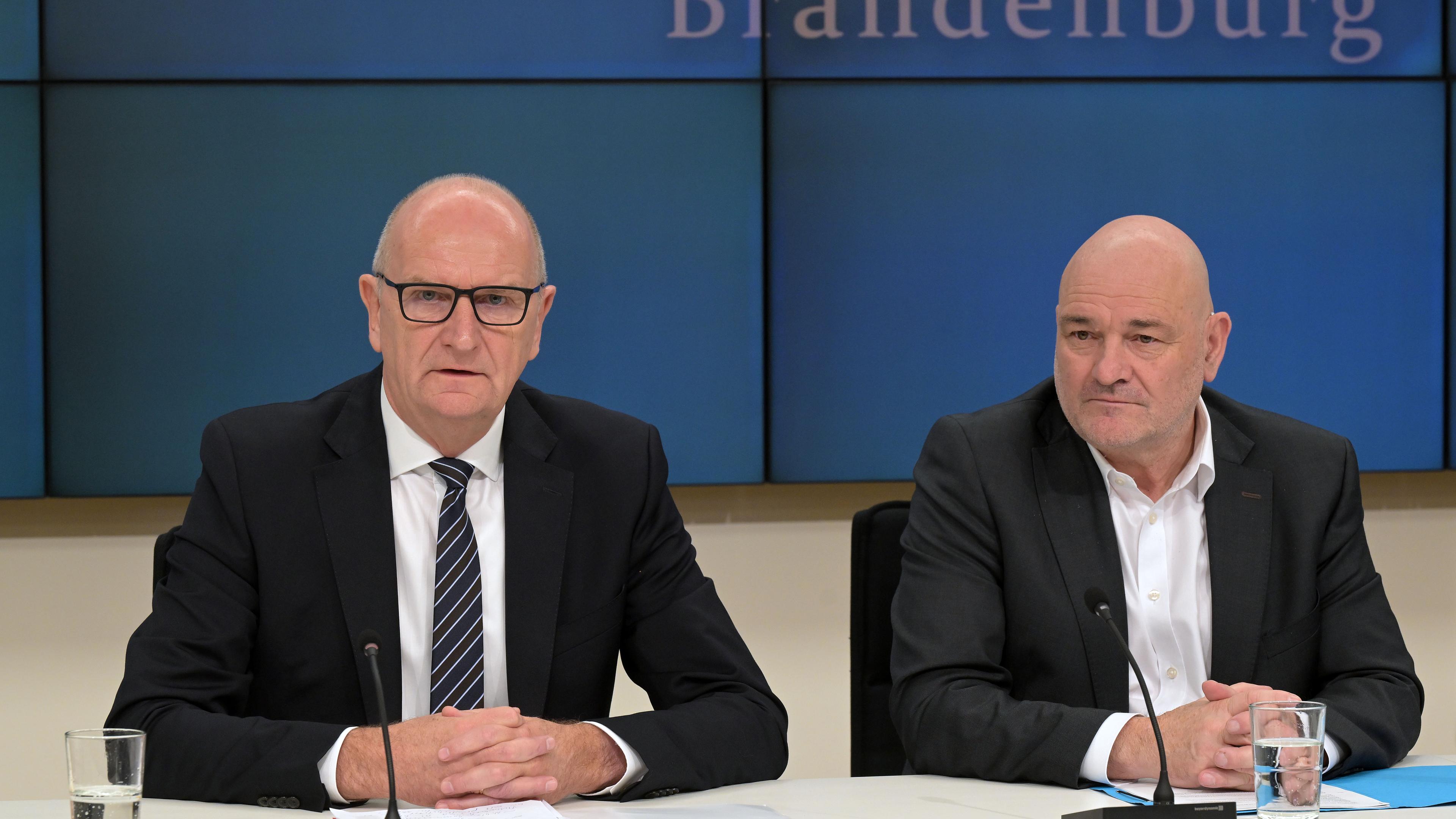  Dietmar Woidke (SPD) und Robert Crumbach (BSW) sprechen bei einer Pressekonferenz im Brandenburger Landtag zu Journalisten.