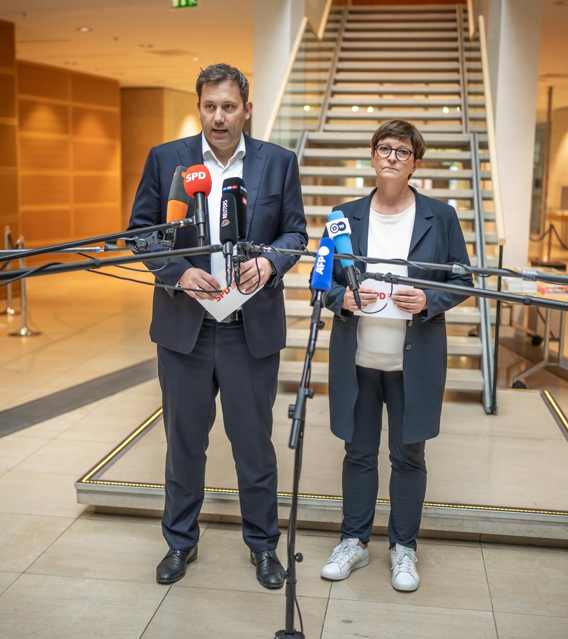 Lars Klingbeil, SPD-Bundesvorsitzender, steht neben Sasika Esken, Co-Bundesvorsitzende, bei einem Pressestatement nachdem SPD-Generalsekretär Kühnert seinen Rücktritt bekannt gegeben hat.