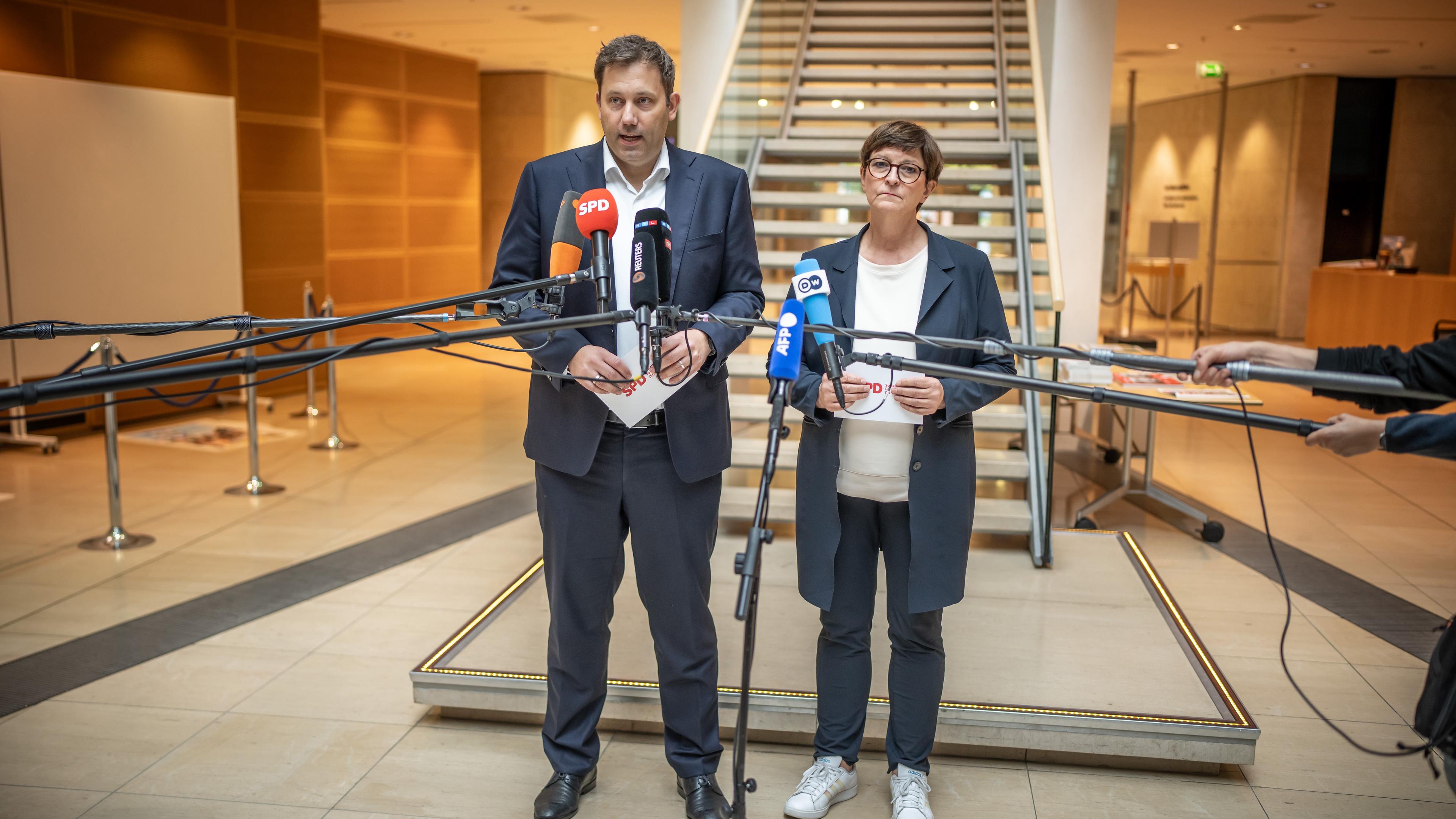 Lars Klingbeil, SPD-Bundesvorsitzender, steht neben Sasika Esken, Co-Bundesvorsitzende, bei einem Pressestatement nachdem SPD-Generalsekretär Kühnert seinen Rücktritt bekannt gegeben hat.