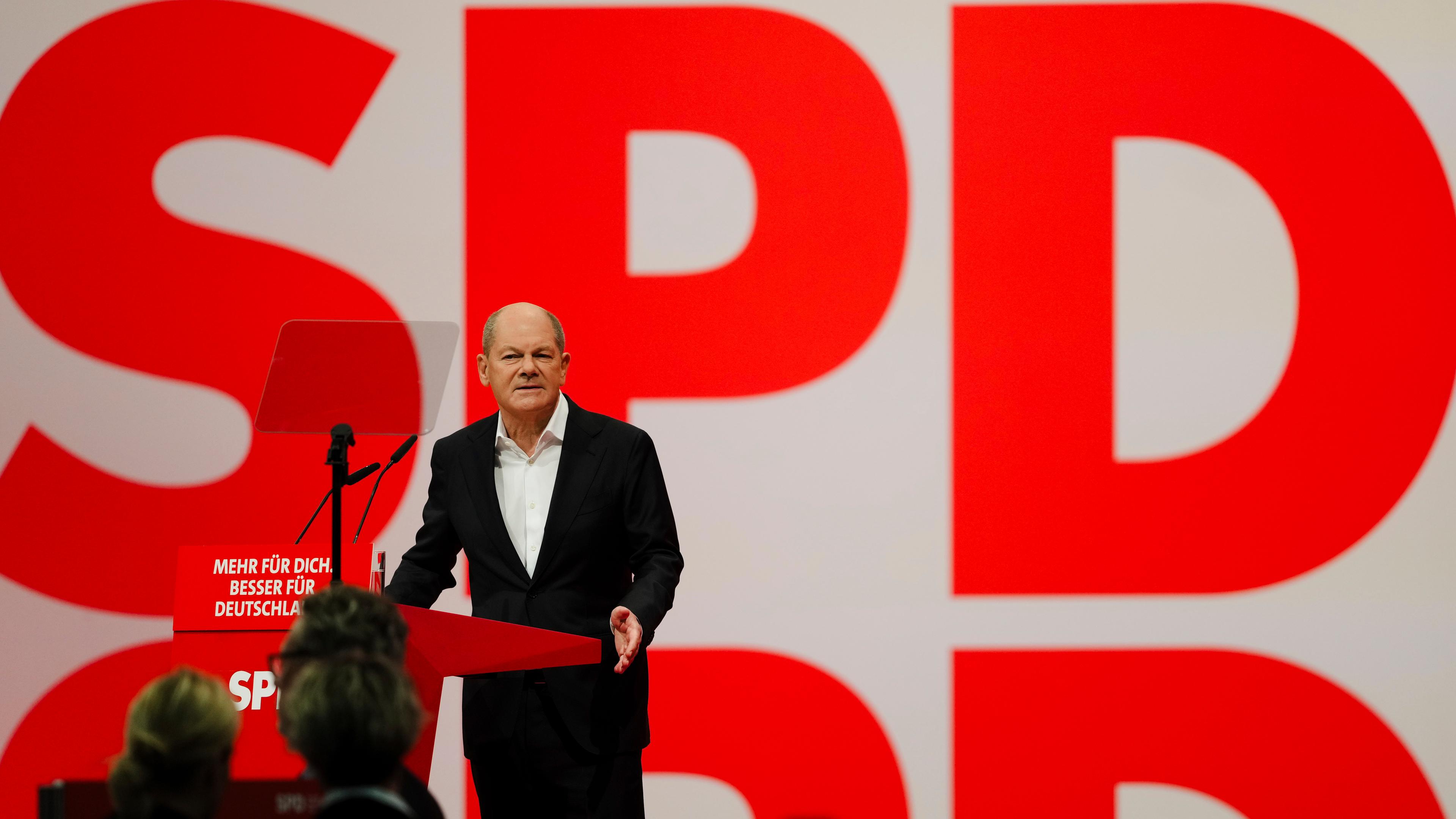 Olaf Scholz an einem Rednerpult auf einer Bühne auf dem SPD-Parteitag in Berlin