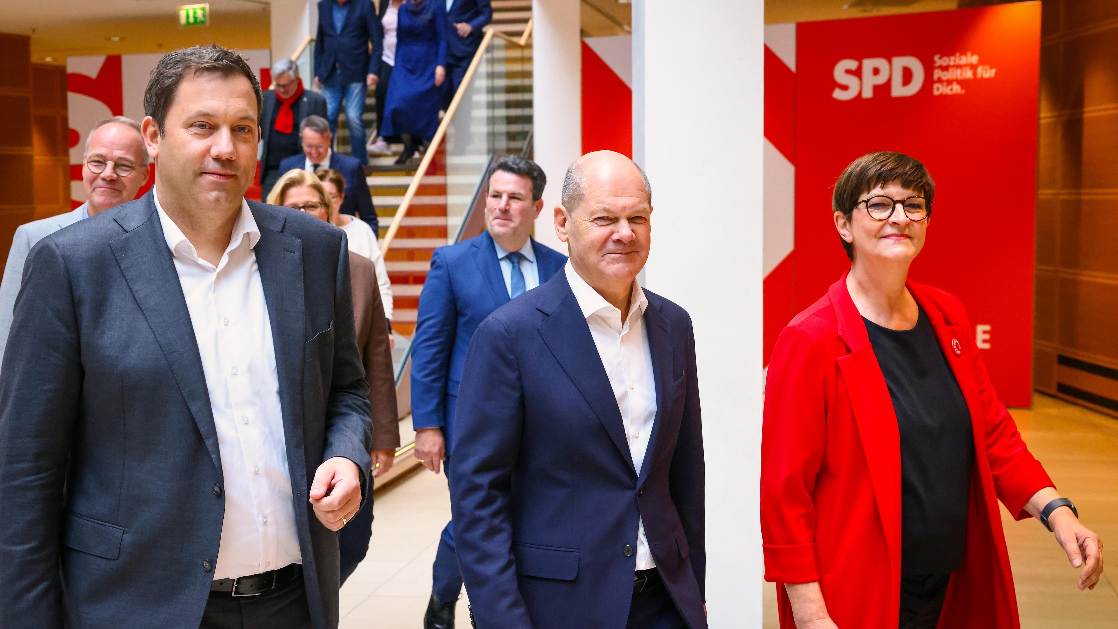 German Chancellor Olaf Scholz (C), co-leaders of the Social Democratic Party (SPD) Saskia Esken (R) and Lars Klingbeil (L) walk down stairs along with SPD party colleagues to attend a retreat of the executive committee of the SPD in Berlin, Germany, 13 October 2024.