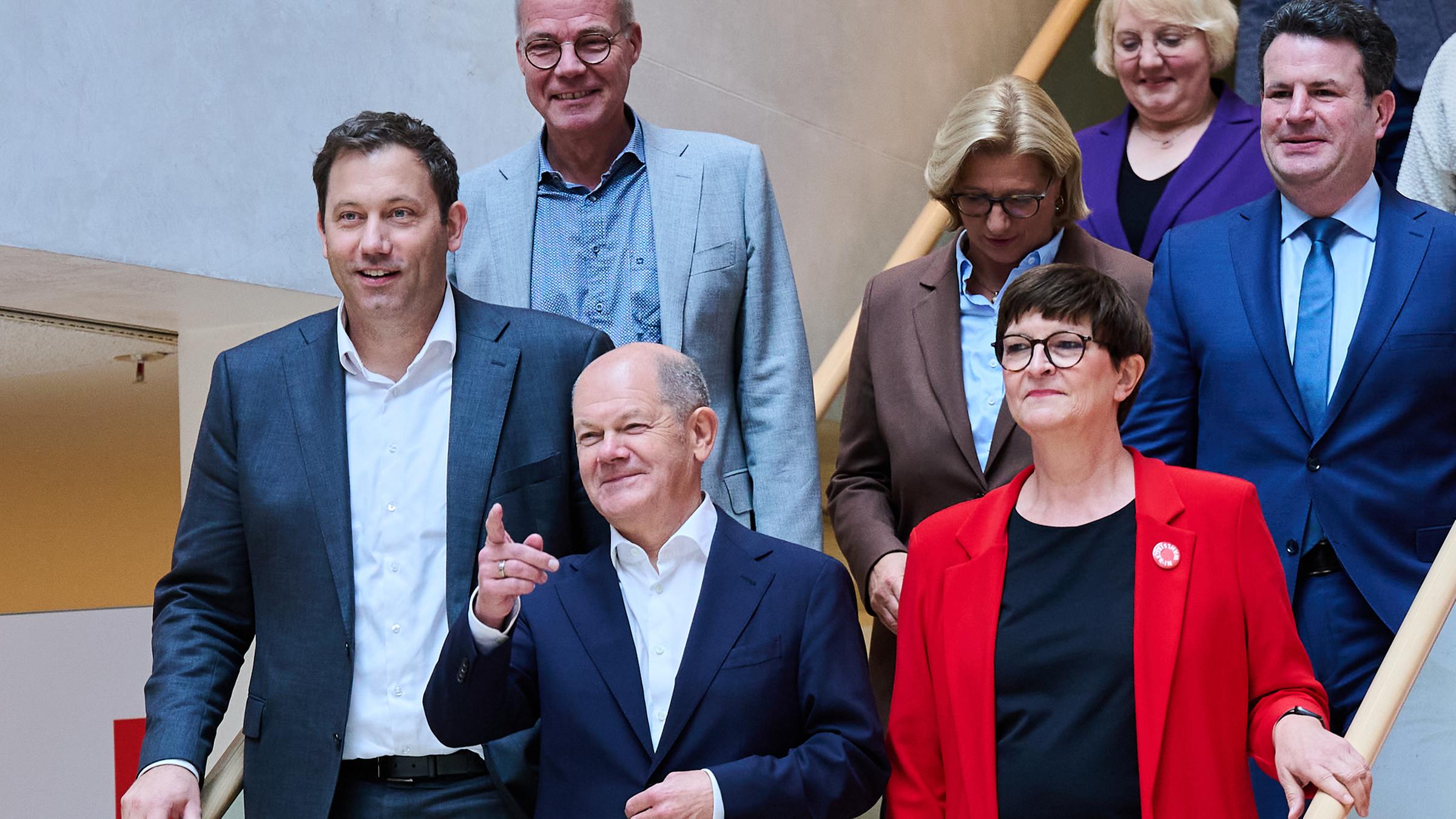 Berlin: Lars Klingbeil (erste Reihe, l-r), Parteivorsitzender, Bundeskanzler Olaf Scholz, Saskia Esken, Parteivorsitzende, Matthias Miersch (zweite Reihe, l-r), neuer Generalsekretär, Anke Rehlinger, Ministerpräsidentin Saarland, Hubertus Heil (SPD), Bundesminister für Arbeit und Soziales und Katja Mast (dritte Reihe), parlamentarische Geschäftsführerin kommen im Willy-Brandt-Haus zur Klausurtagung des SPD-Bundesvorstands zur Vorbereitung der Bundestagswahl.