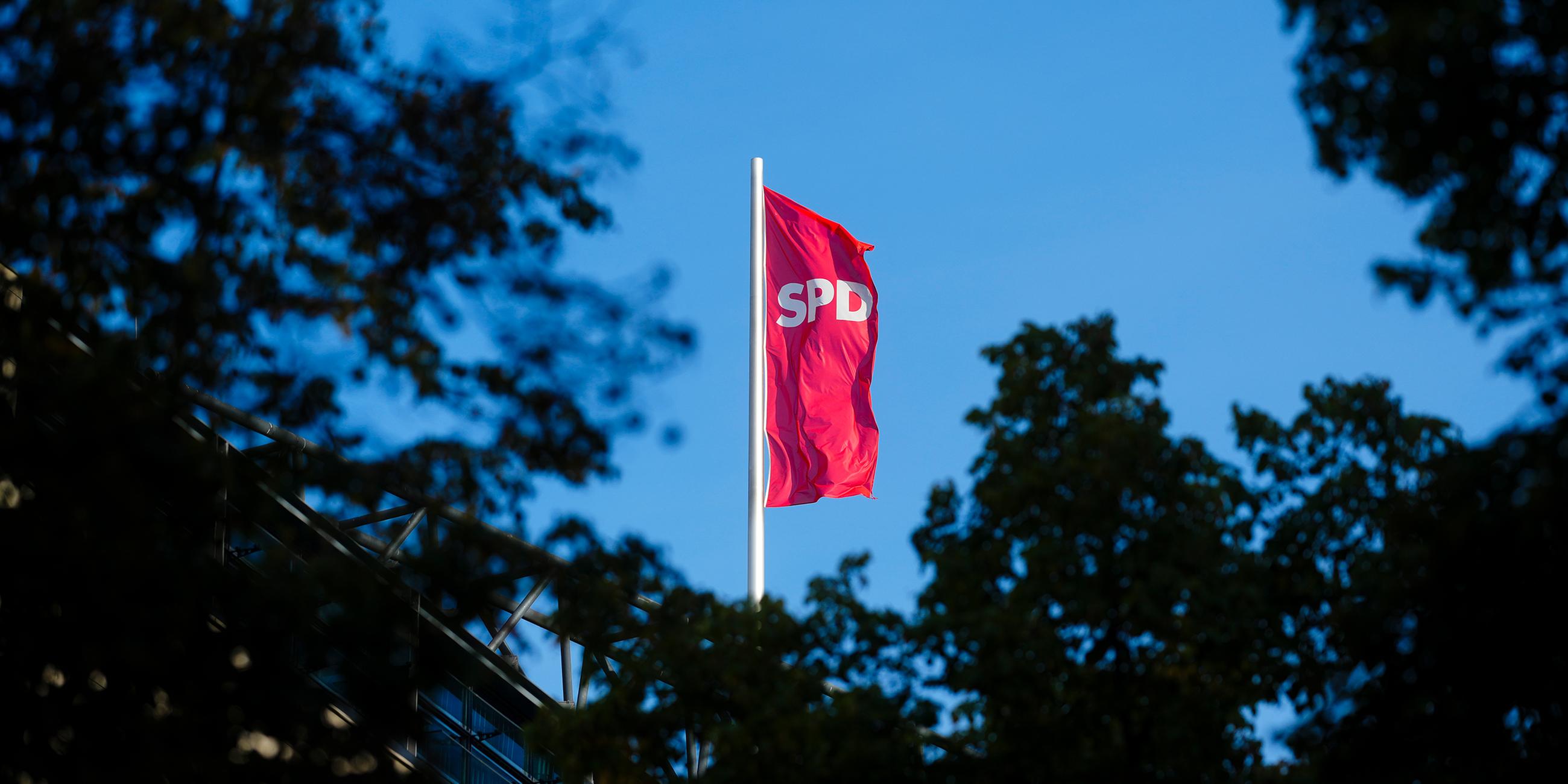 Die Fahne der Sozialdemokratischen Partei, SPD weht im Wind auf dem Dach der Parteizentrale in Berlin.