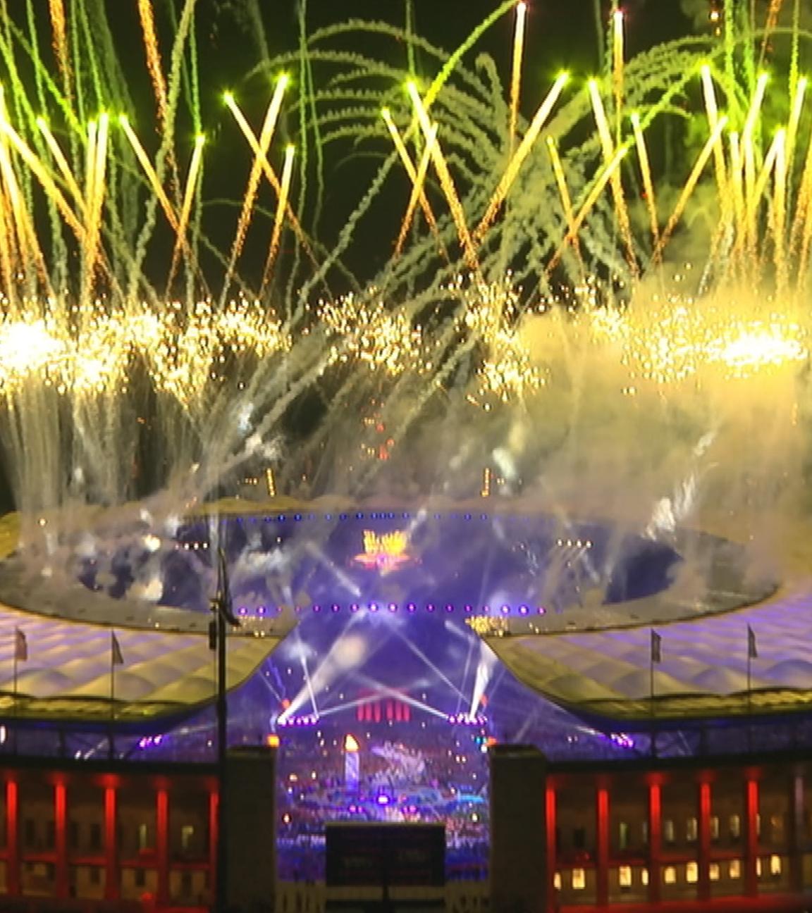 Mit Feuerwerk über dem Stadion werden die Special Olympics 2023 eröffnet. 