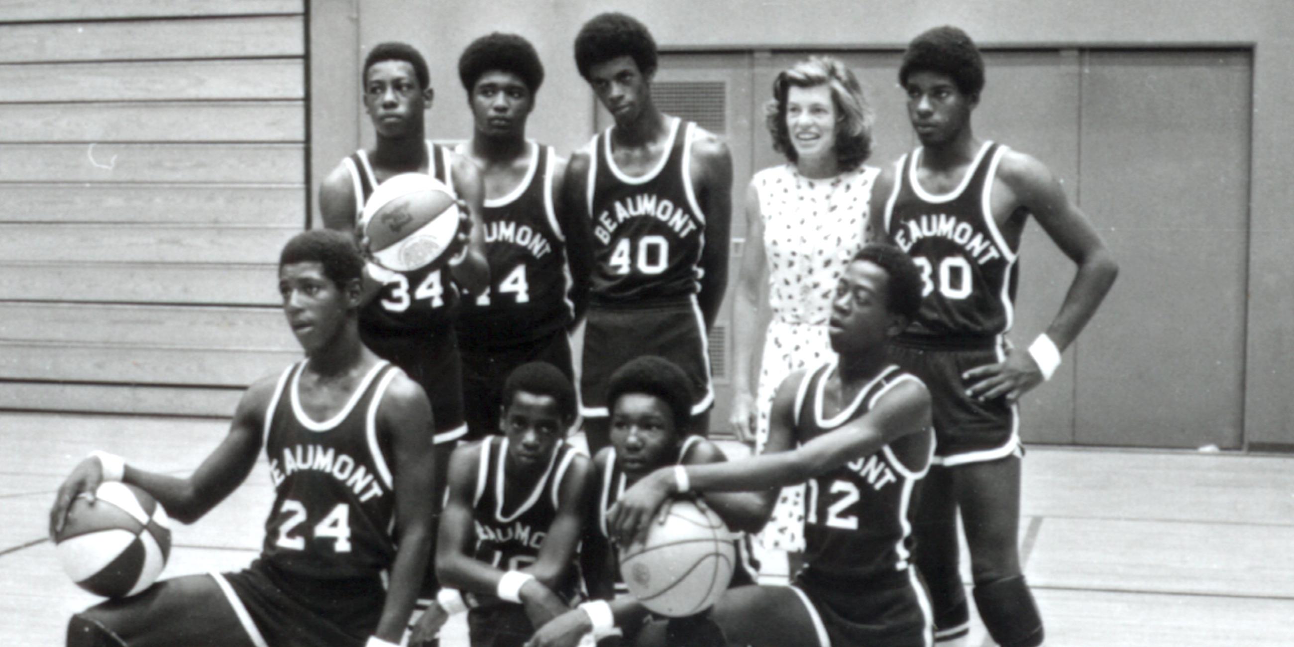 Eunice Kennedy-Shriver auf Gruppenfoto Special Olympics-Basketball-Team