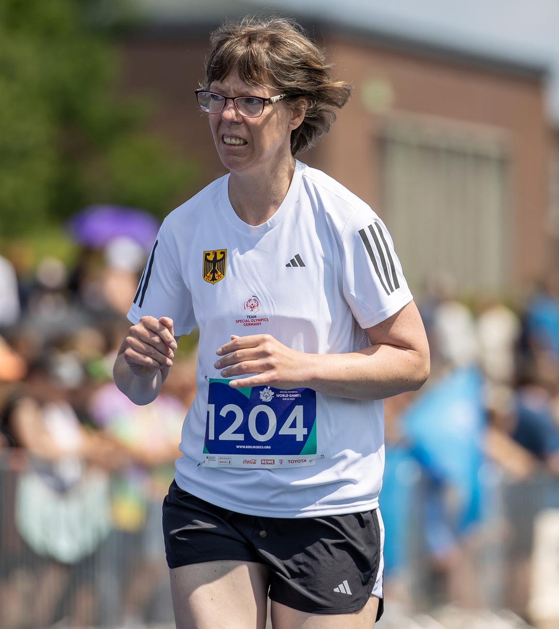 Annika Meissner aus Hessen läuft auf der Bahn im 1500 m Lauf
