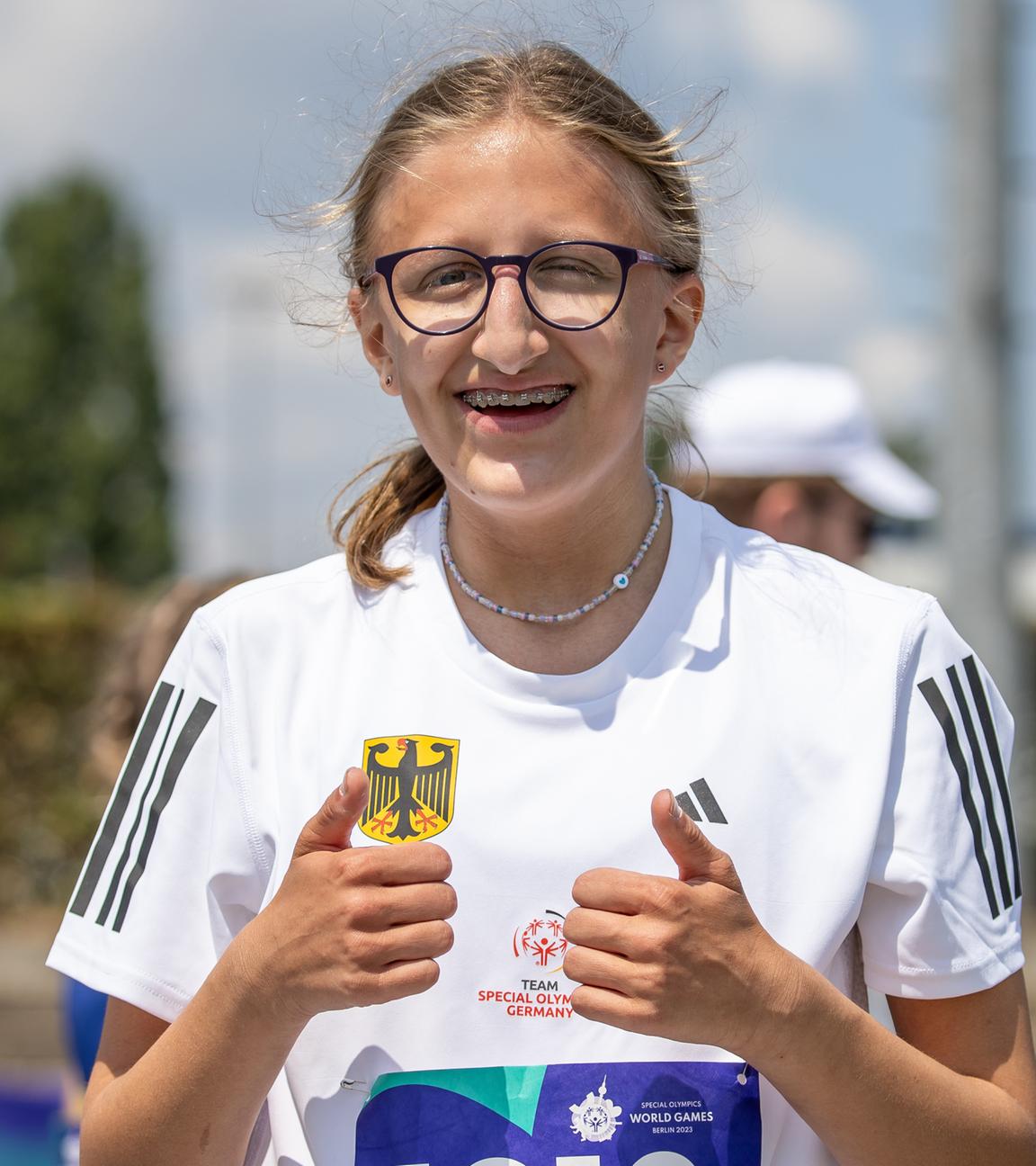 Berlin: Behindertensport: Special Olympics, World Games, Leichtathletik, 1500 m, Frauen, Level C, Halbfinale, Hanns-Braun-Stadion. Leonie Spehr aus Schleswig-Holstein reagiert auf ihr Ergebnis.
