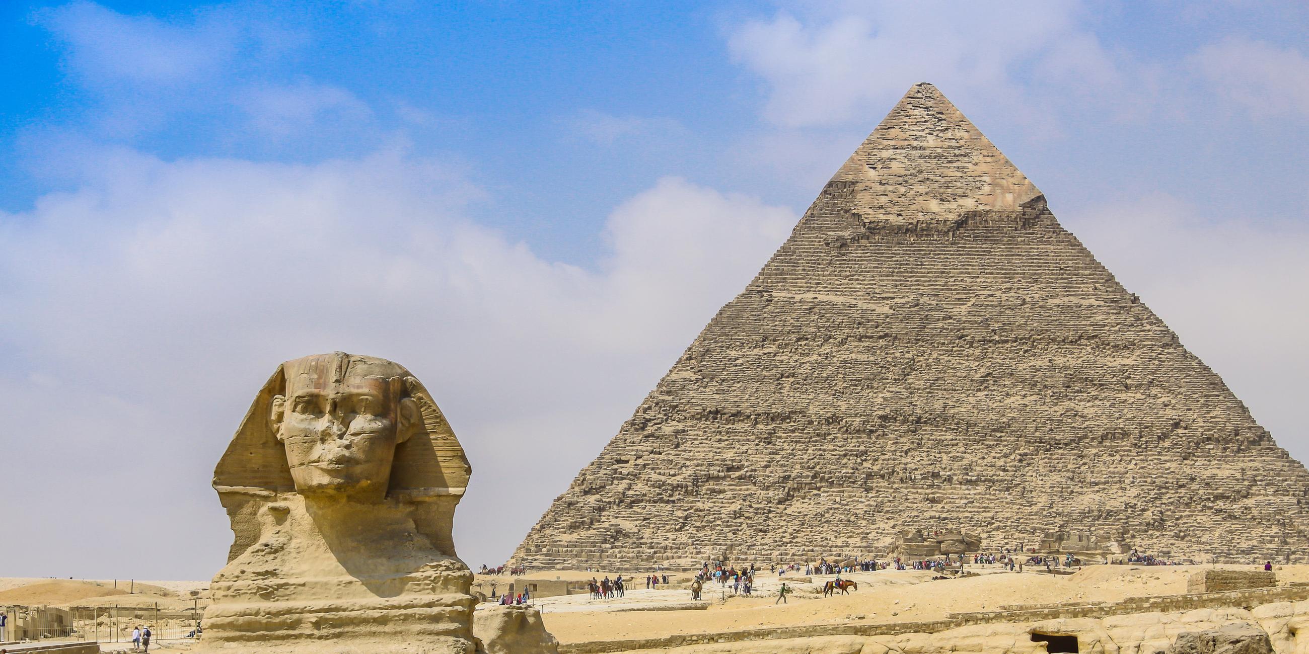 "Ägypten von oben: Das Tal der Pyramiden": Sphinx vor den Pyramiden in Gizeh.