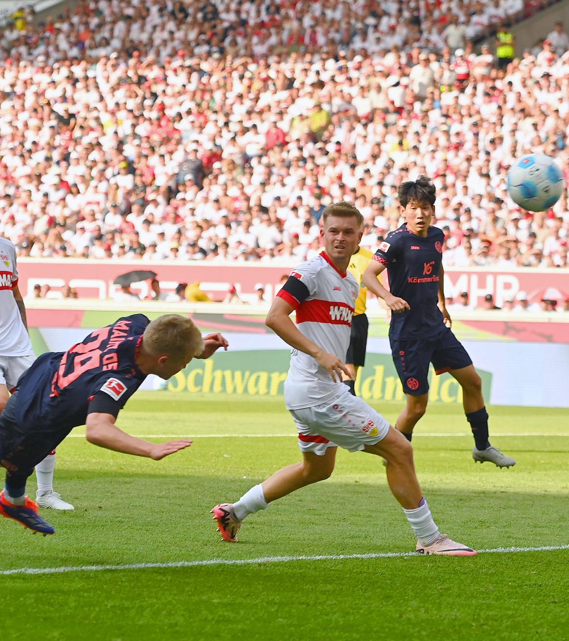 Die Mainzer Spieler bejubeln den Ausgleichstreffer zum 2:2 durch Jonathan Burkardt.