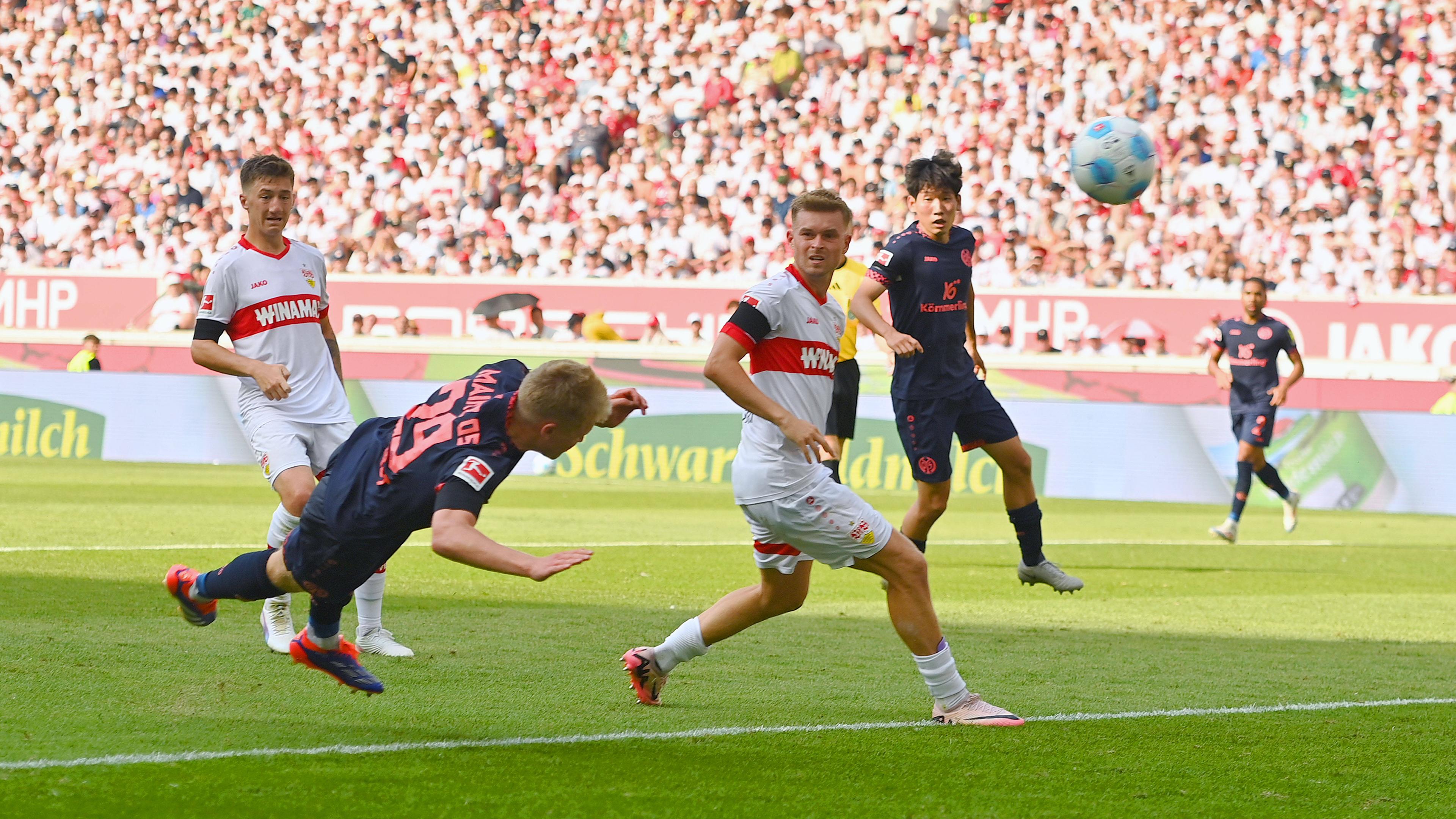 Die Mainzer Spieler bejubeln den Ausgleichstreffer zum 2:2 durch Jonathan Burkardt.