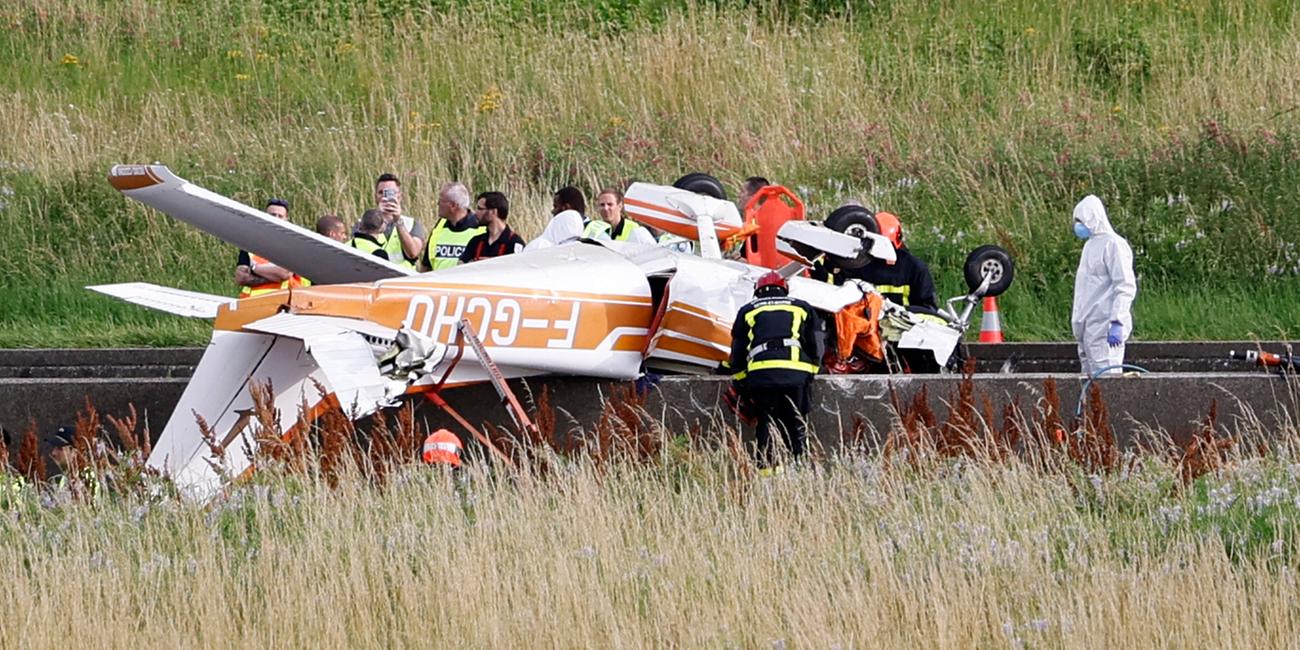 Das Wrack eines abgestürzten Sportflugzeugs nahe der französischen Hauptstadt Paris.