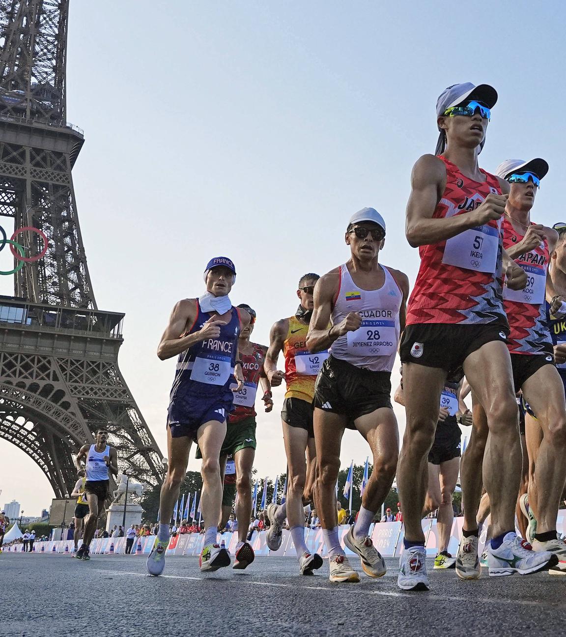 Die Sportlerinnen starten beim 20-km Gehen.