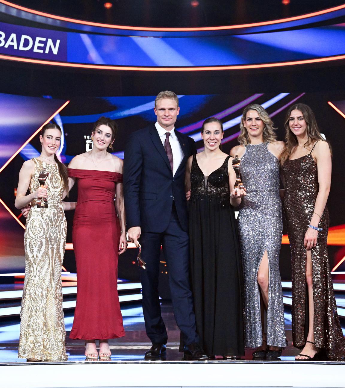 Baden-Württemberg, Baden-Baden: Die Sportgymnastin Darja Varfolomeev (l), der Ruderer Oliver Zeidler (3.v.l) und die 3x3-Basketballerinnen Elisa Mevius (2.v.l), Svenja Brunckhorst (M-r), Sonja Greinacher und Marie Reichert stehen während der Gala für die Wahl «Sportler des Jahres» im Kurhaus mit ihren Siegertrophäen auf der Bühne. 