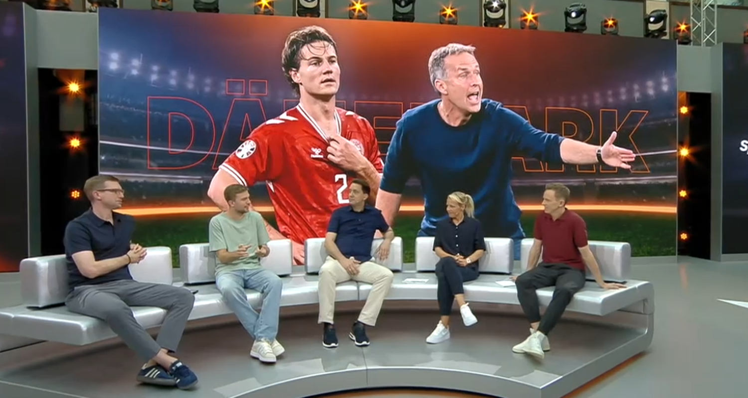 Moderator Jochen Breyer beim Sportstudio live mit den Experten Christoph Kramer und Per Mertesacker und Fußball-Trainerin Friederike Kromp.