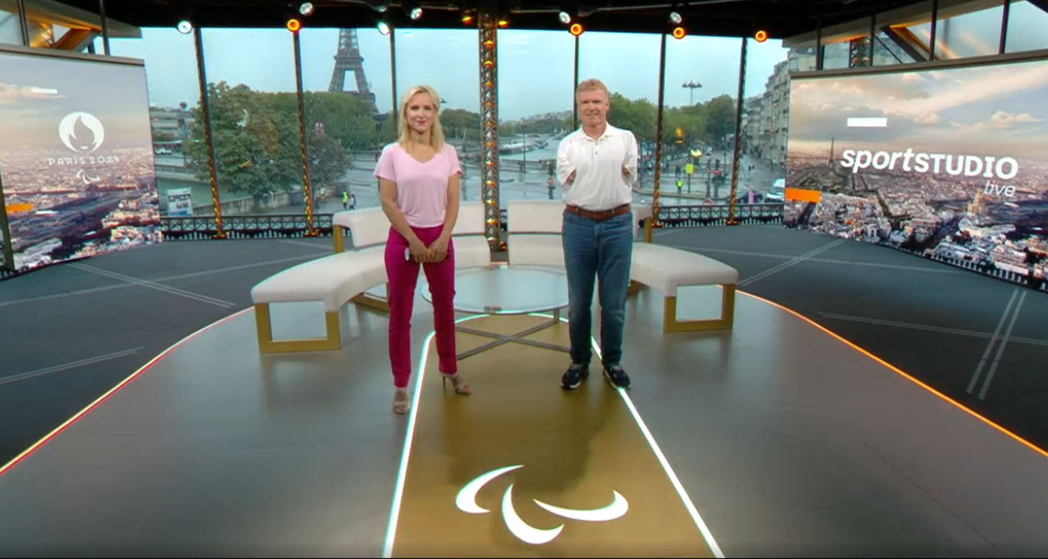 Moderatorin Katja Streso und Experte Mathias Berg in Paris im aktuellen Sportstudio.