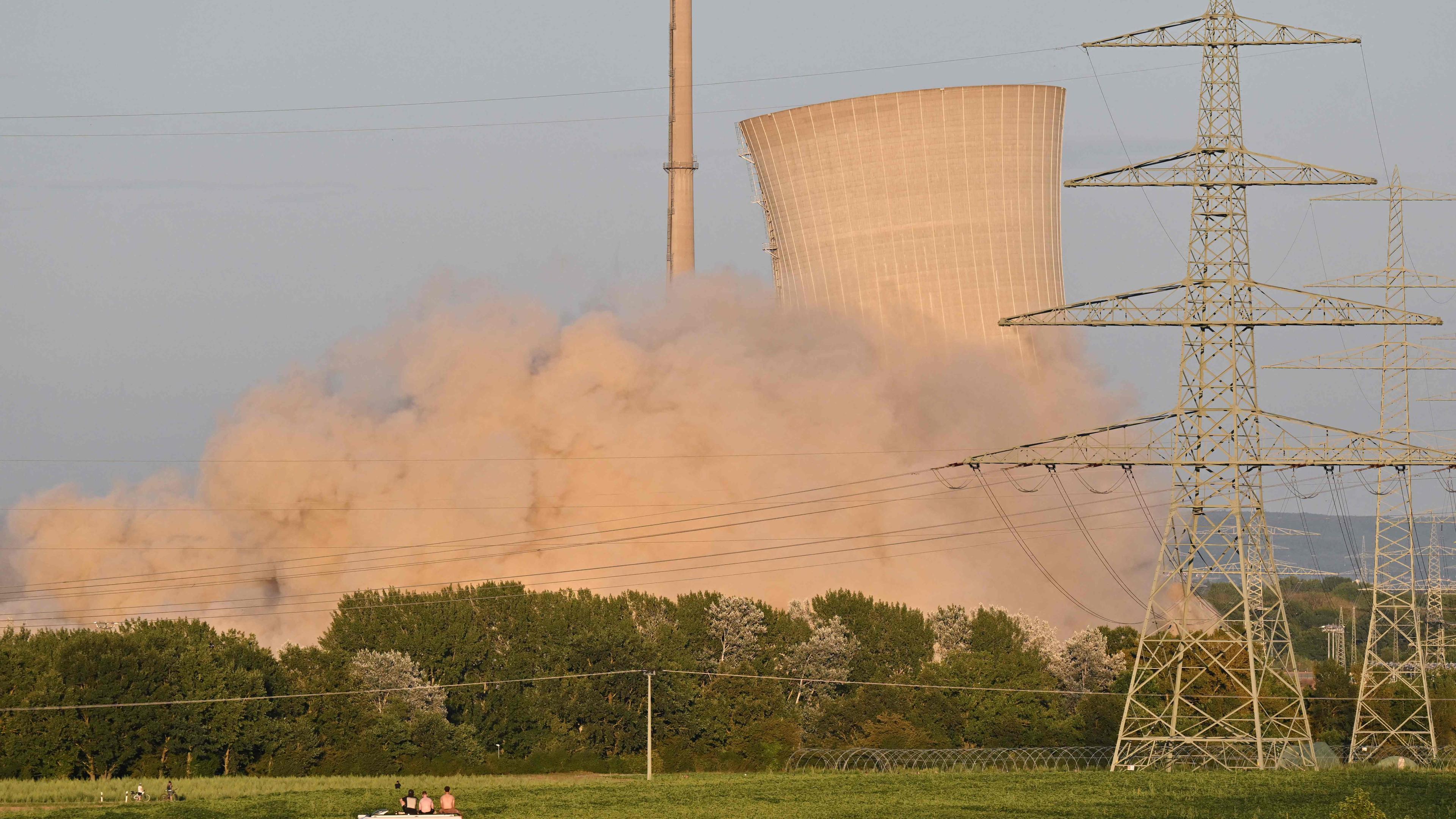 Der erste Kühlturm des AKW Grafenrheinfeld ist eingestürzt