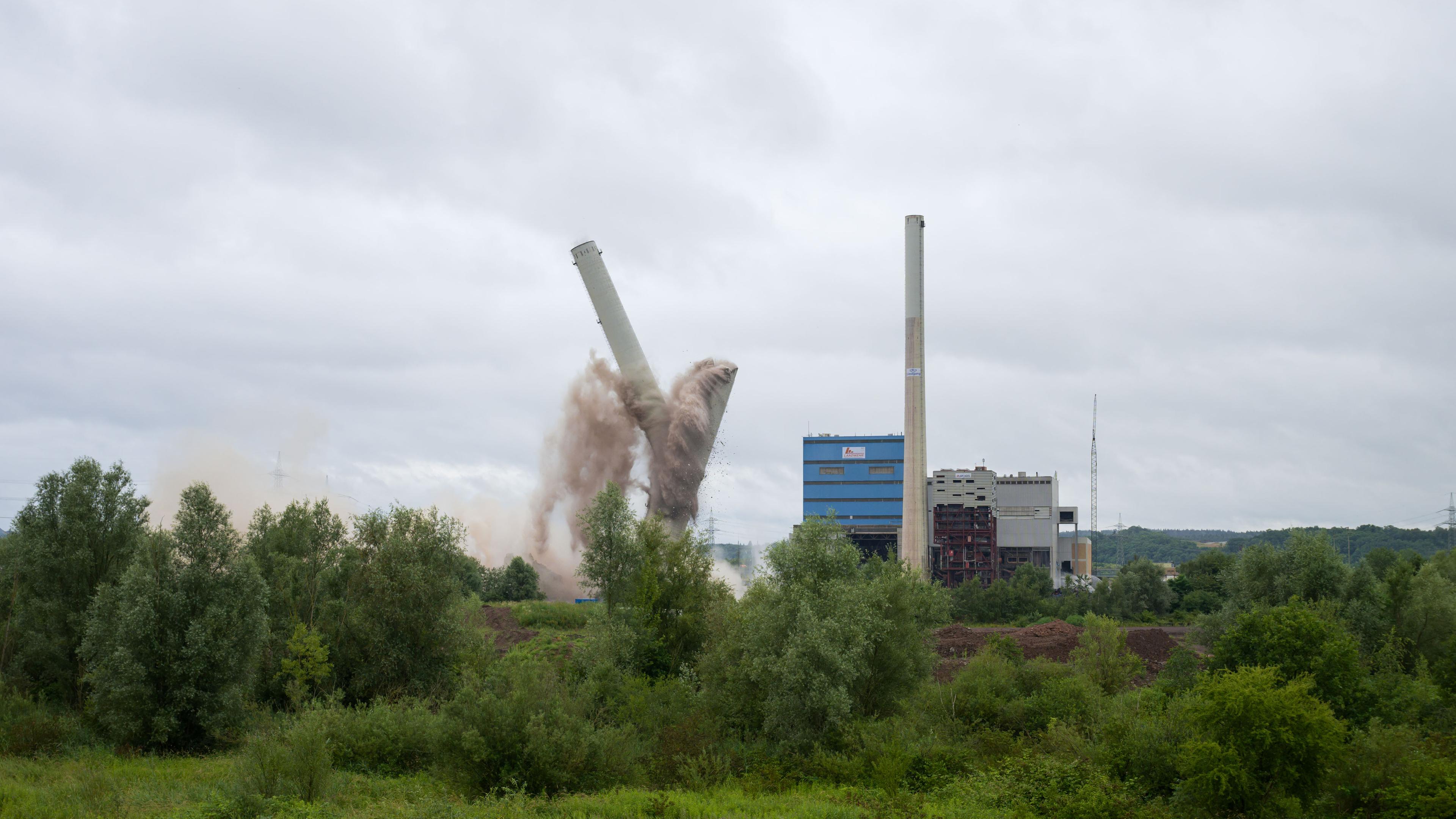  Ein Kühlturm und zweie Kamine des Kraftwerk Ensdorf werden gesprengt am 30.06.2024.