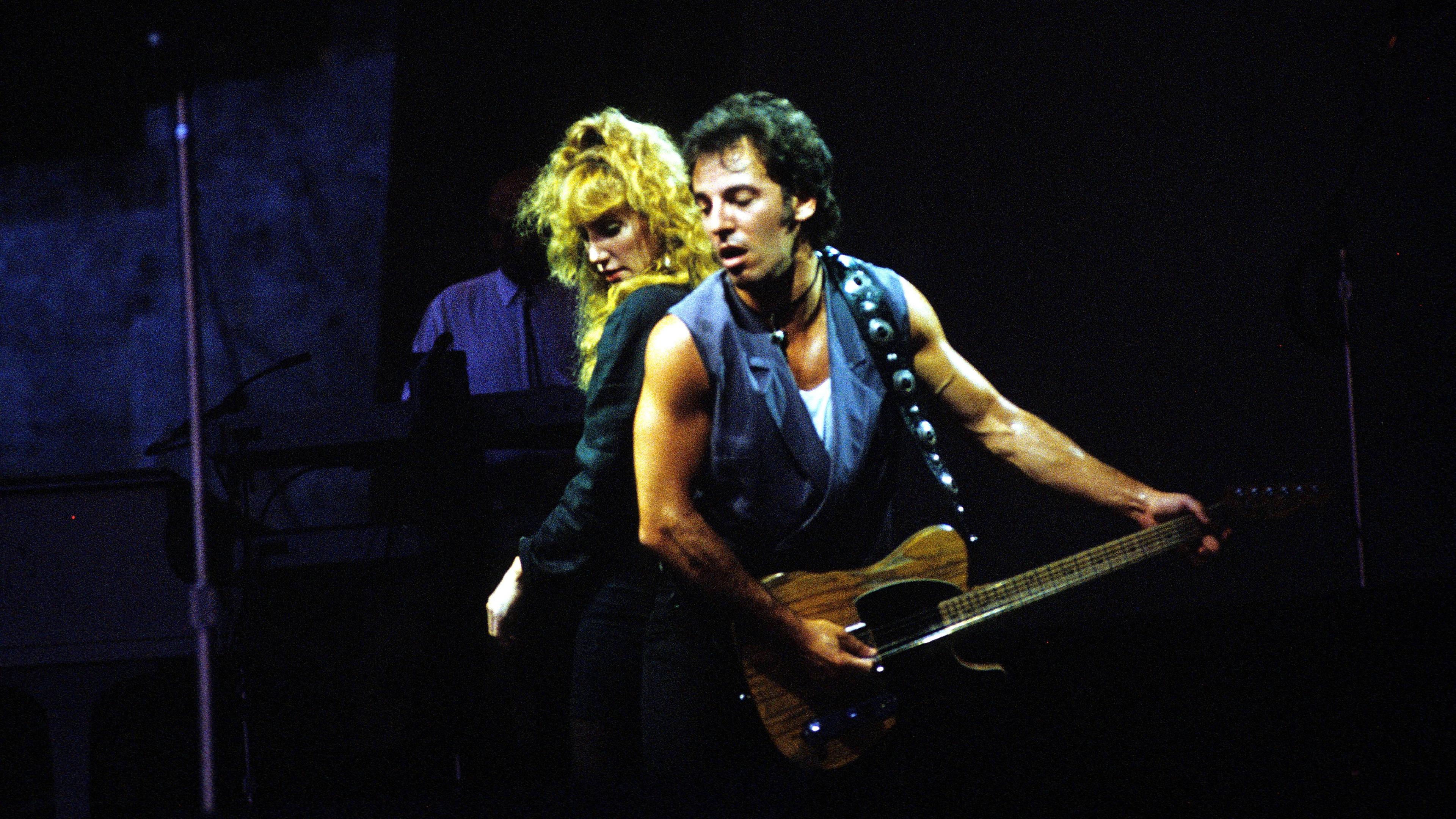 Bruce Springsteen mit Patti Scialfa (seiner späteren Frau) während eines Konzerts in Berlin Weißensee (1988)