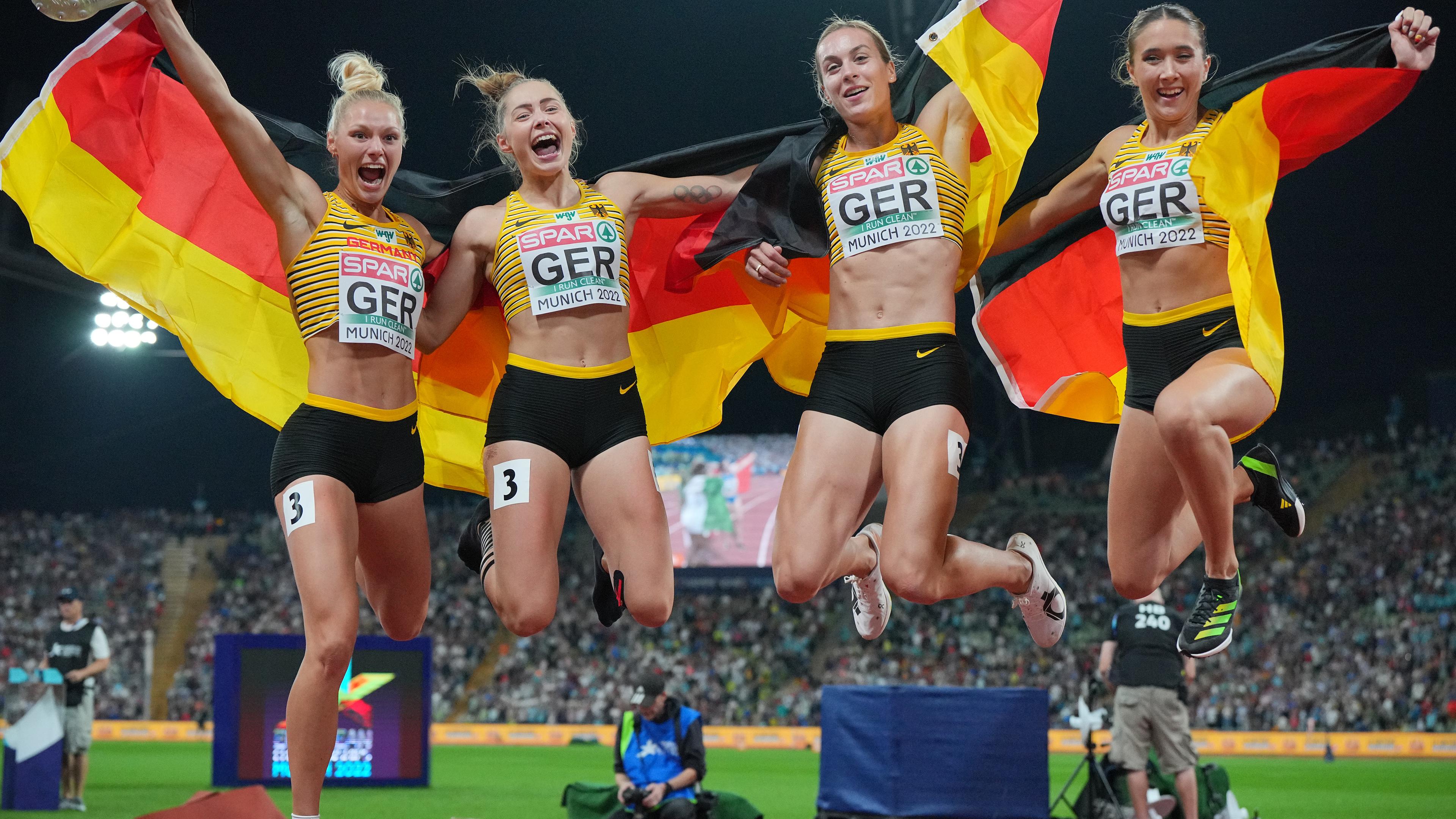 Deutsche 100m-Sprintstaffel der Frauen bejubelt ihren EM-Sieg 2022: Lisa Meyer (l-r), Gina Lückenkemper, Alexandra Burghardt und Rebekka Haase