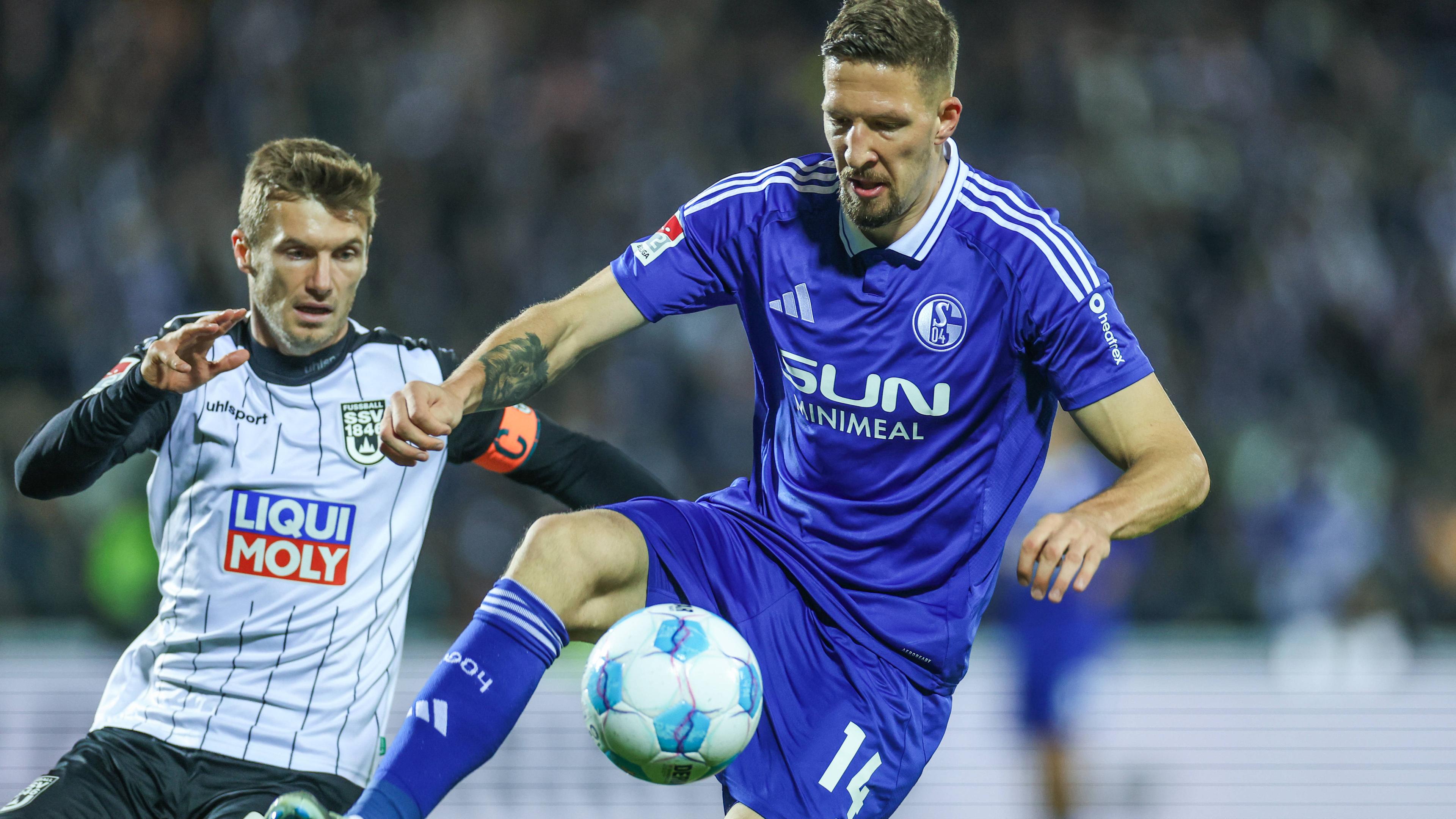 Thomas Geyer (SSV Ulm) und Janik Bachmann (FC Schalke 04) kämpfen um den Ball.