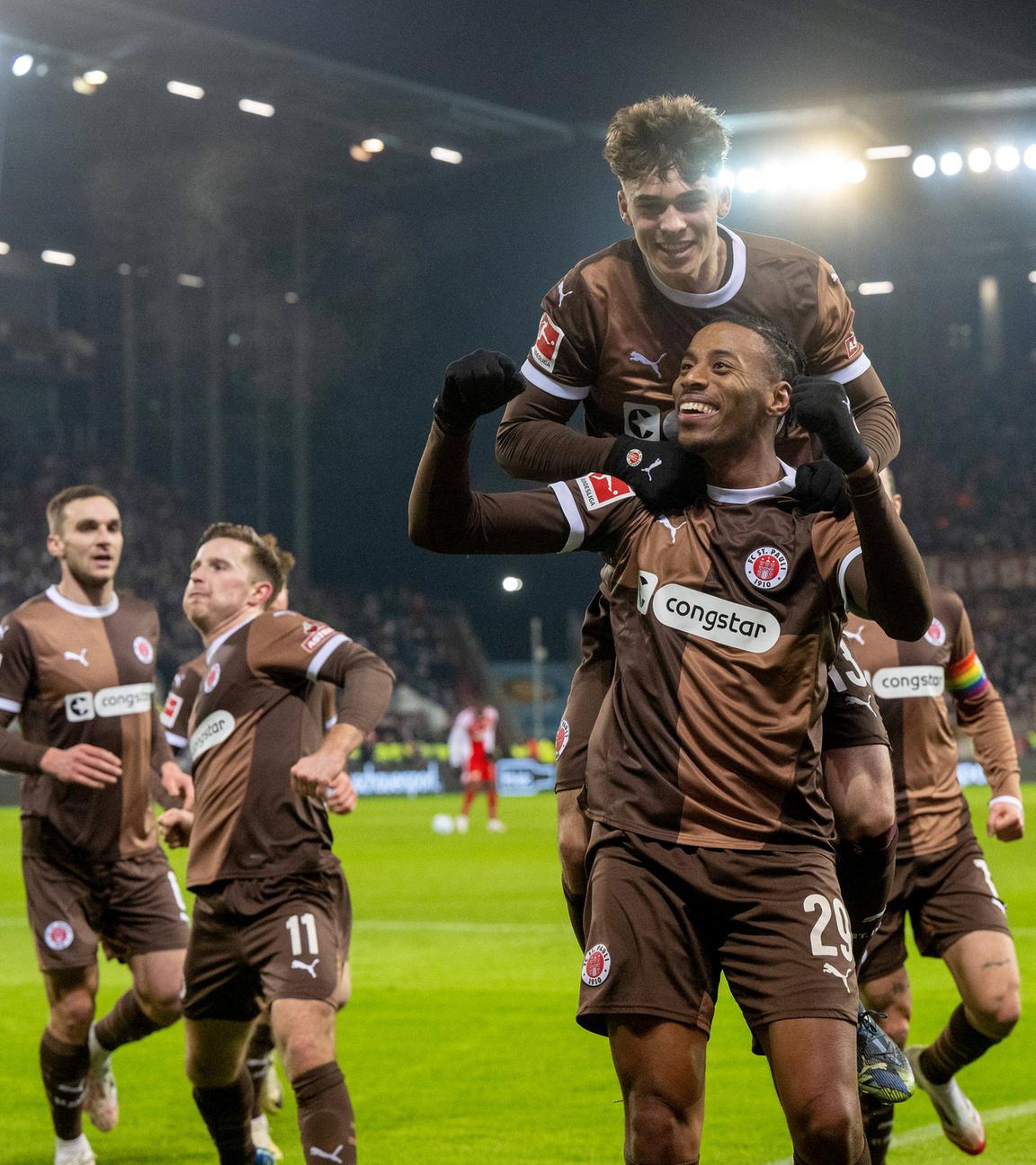 Morgan Guilavogui (29) und Noah Weißhaupt jubeln nach dem Tor zum 1:0.