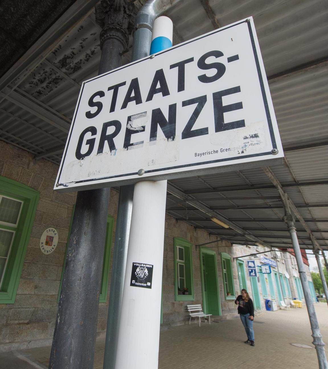 Ein Schild mit der Aufschrift "Staatsgrenze" steht an einem Grenzbahnhof zwischen Deutschland und Tschechien