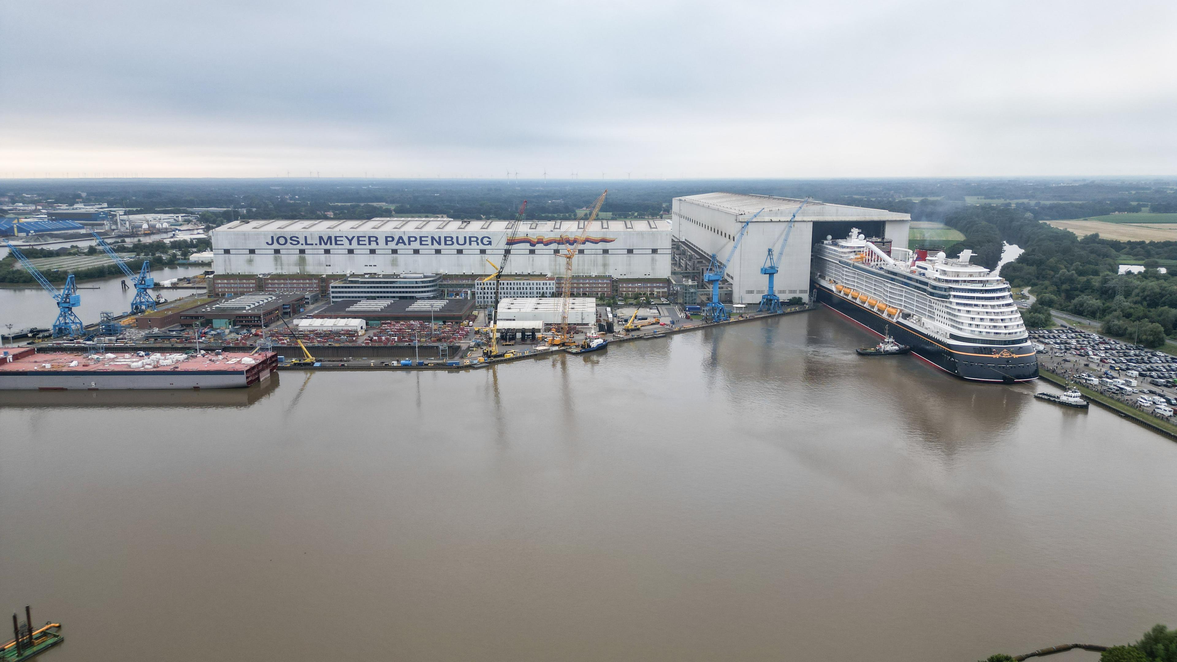 Ein Kreuzfahrtschiff verlässt das Baudock der Papenburger Meyer Werft.