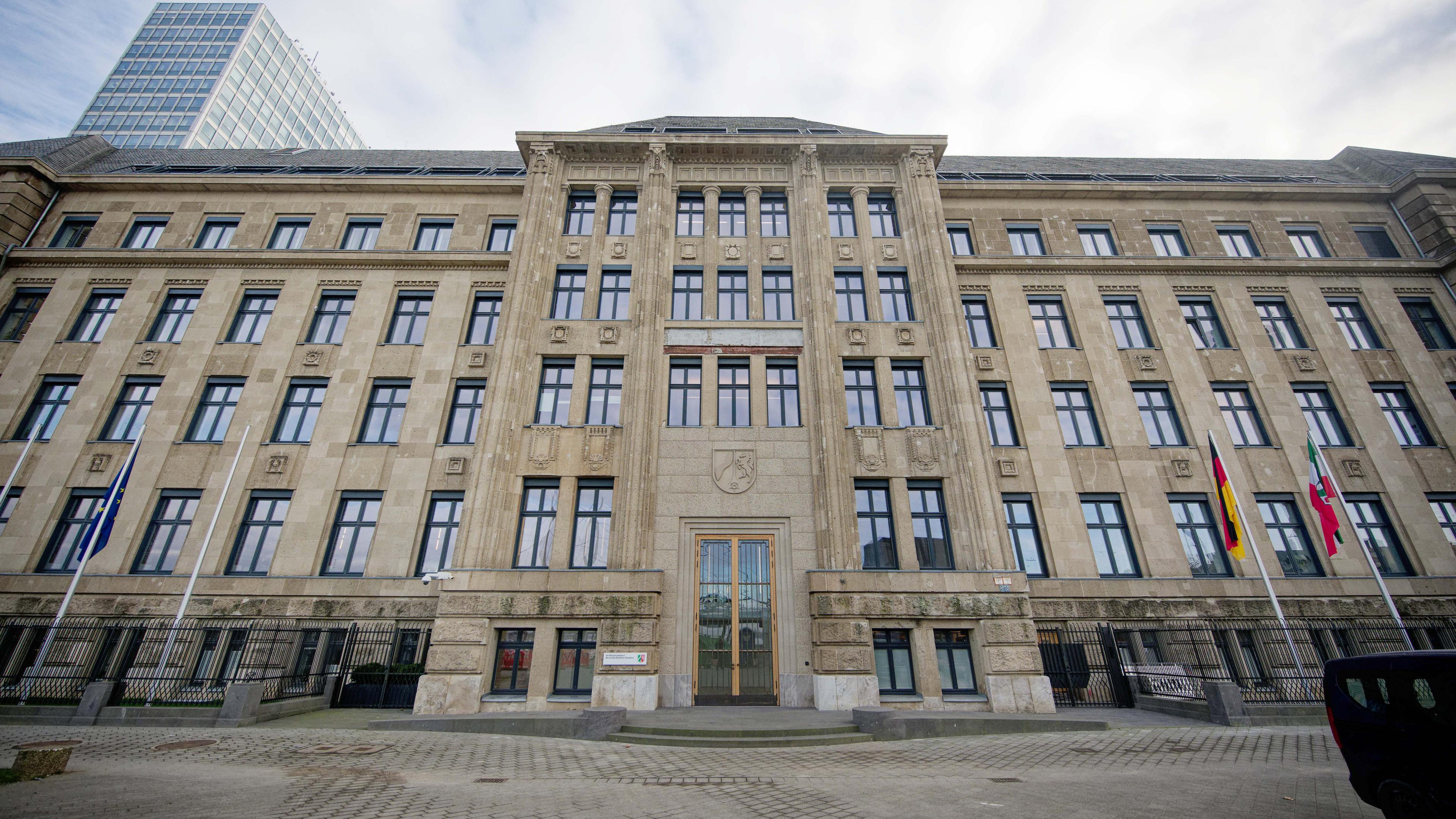 Nordrhein-Westfalen, Düsseldorf: Das Gebäude der Staatskanzlei von Nordrhein-Westfalen gesehen von der dem Rhein zugewandten Seite.