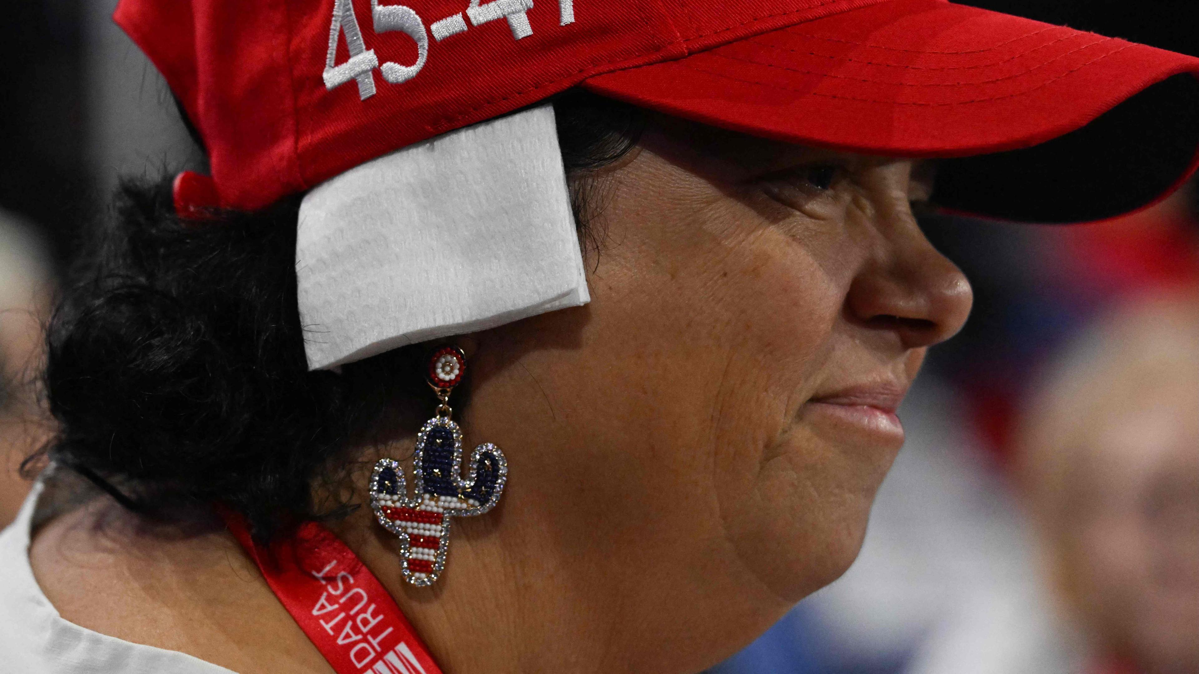 Die Delegierte Stacey Goodman aus Arizona trägt ein Mullpflaster über ihrem Ohr aus Solidarität mit Donald Trump am 17.07.2024.