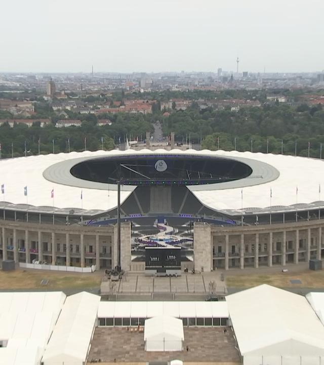 Auf dem Bild ist das Olympiastadion in Berlin zu sehen.