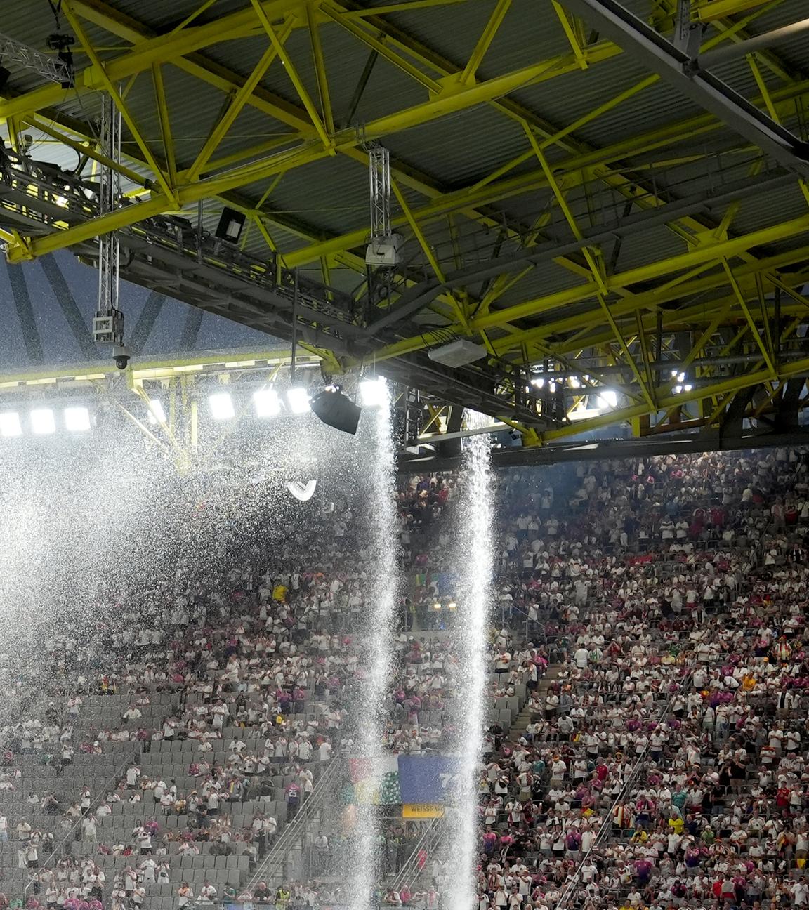 Regenwasser fließt vom Stadiondach am 29.06.2024.