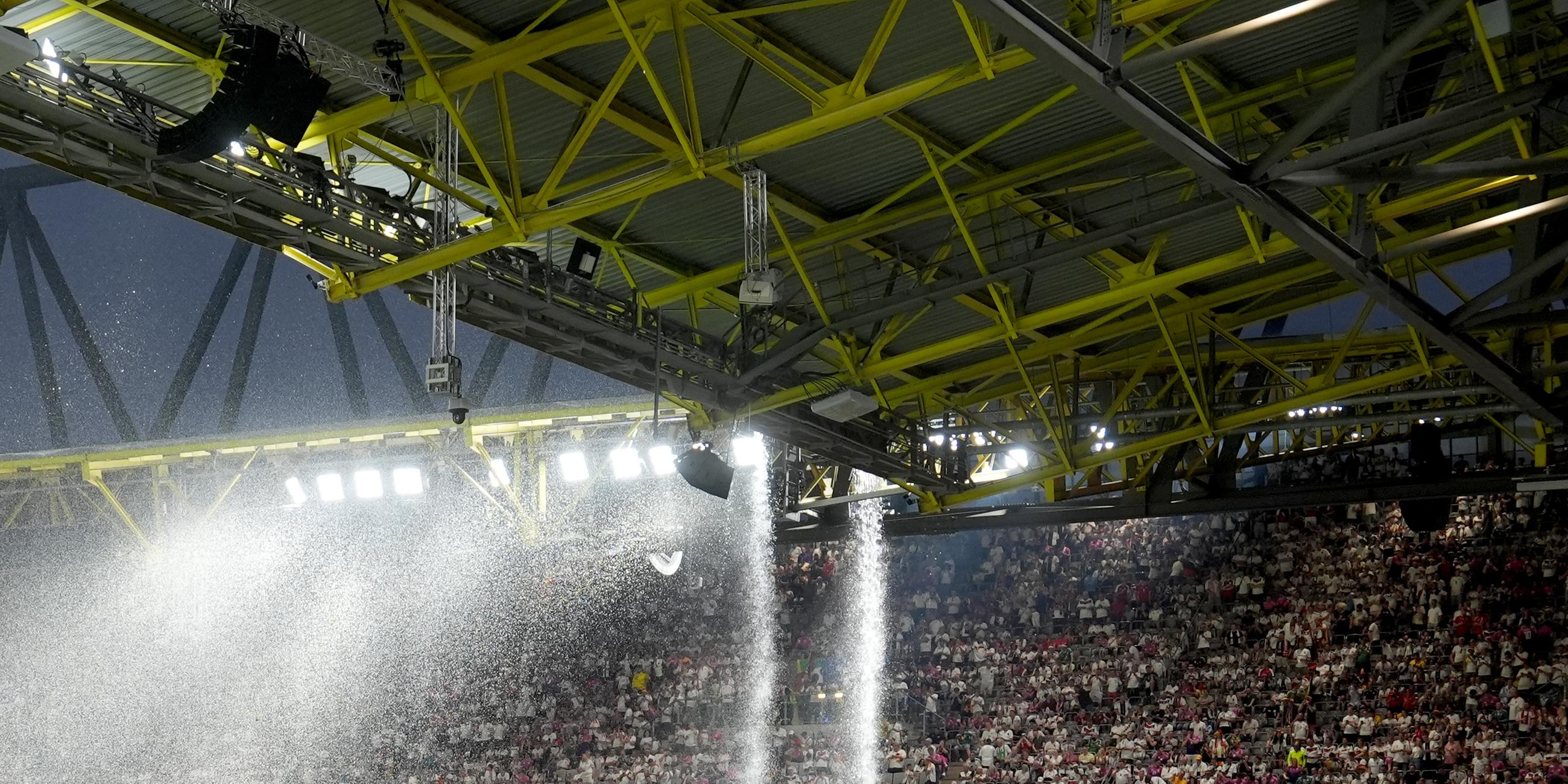 Dortmund: Mann Klettert Aufs Stadiondach - Für Fotos - ZDFheute