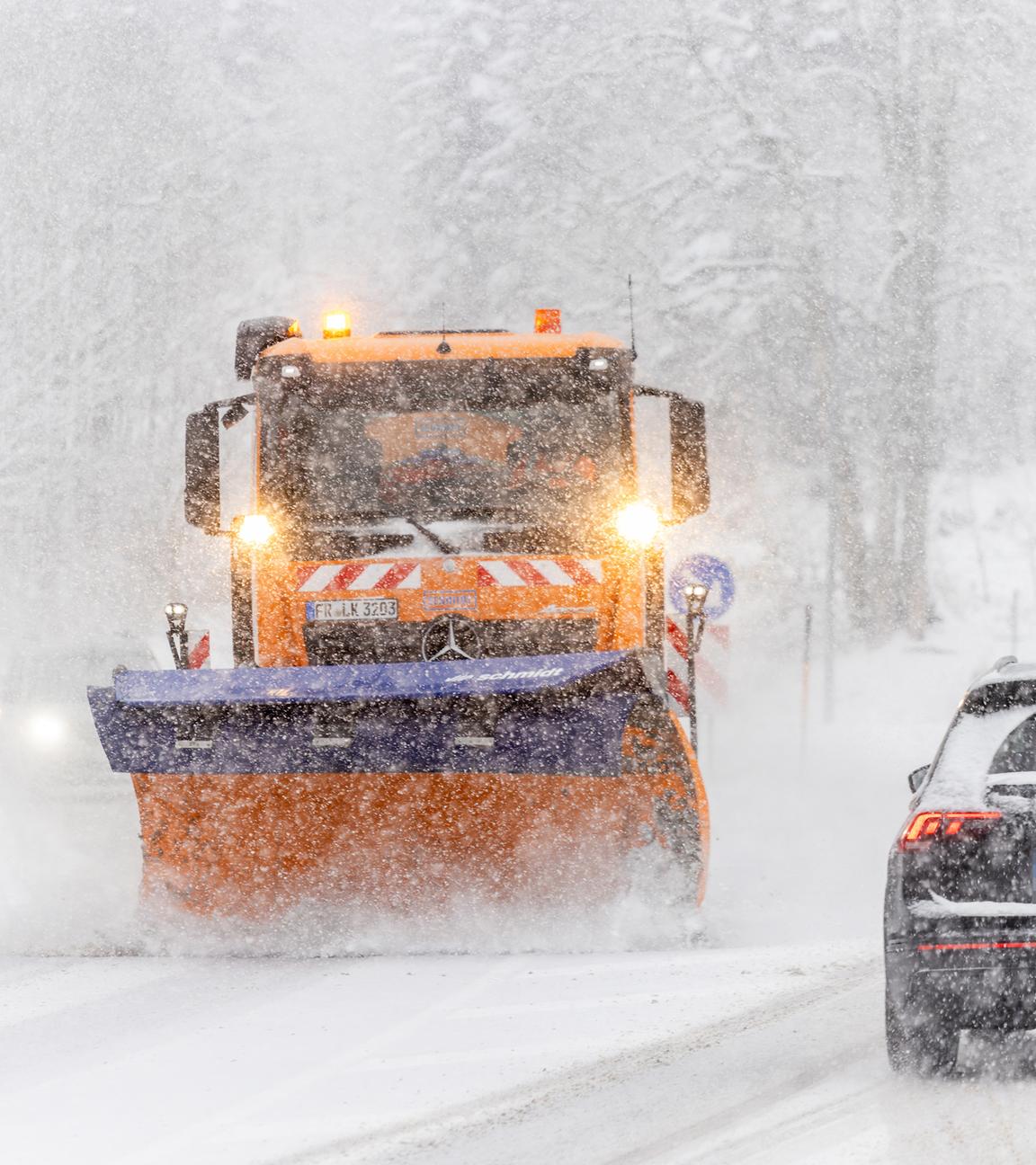 Ein Schneepflug fährt im dichten Schneetreiben über die Bundesstraße 317 nahe Feldberg. 