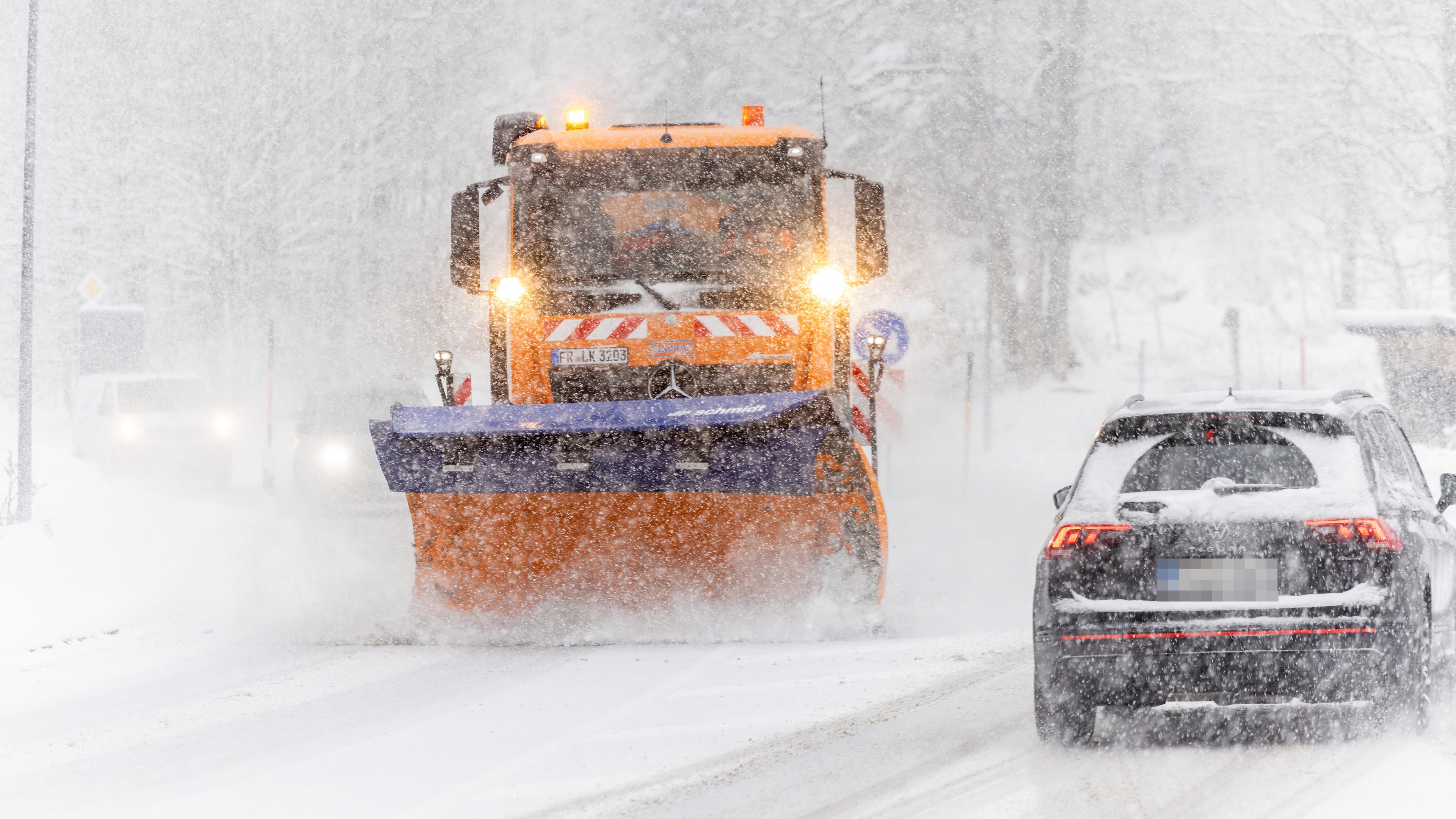 Ein Schneepflug fährt im dichten Schneetreiben über die Bundesstraße 317 nahe Feldberg. 