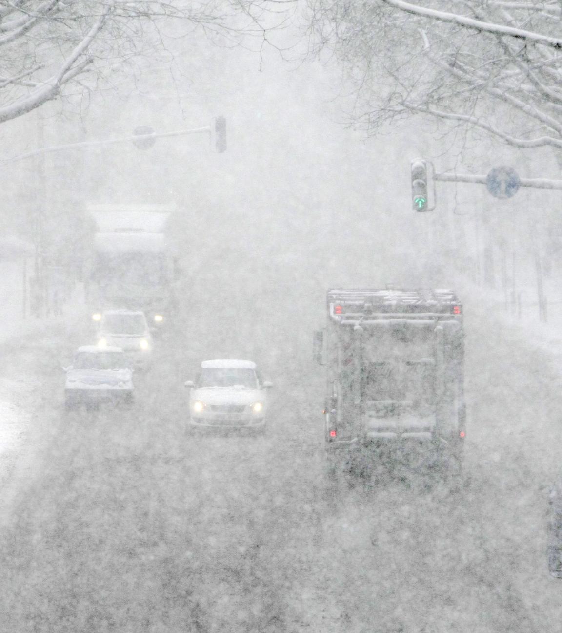 Stadtverkehr im Winter bei starkem Schneefall