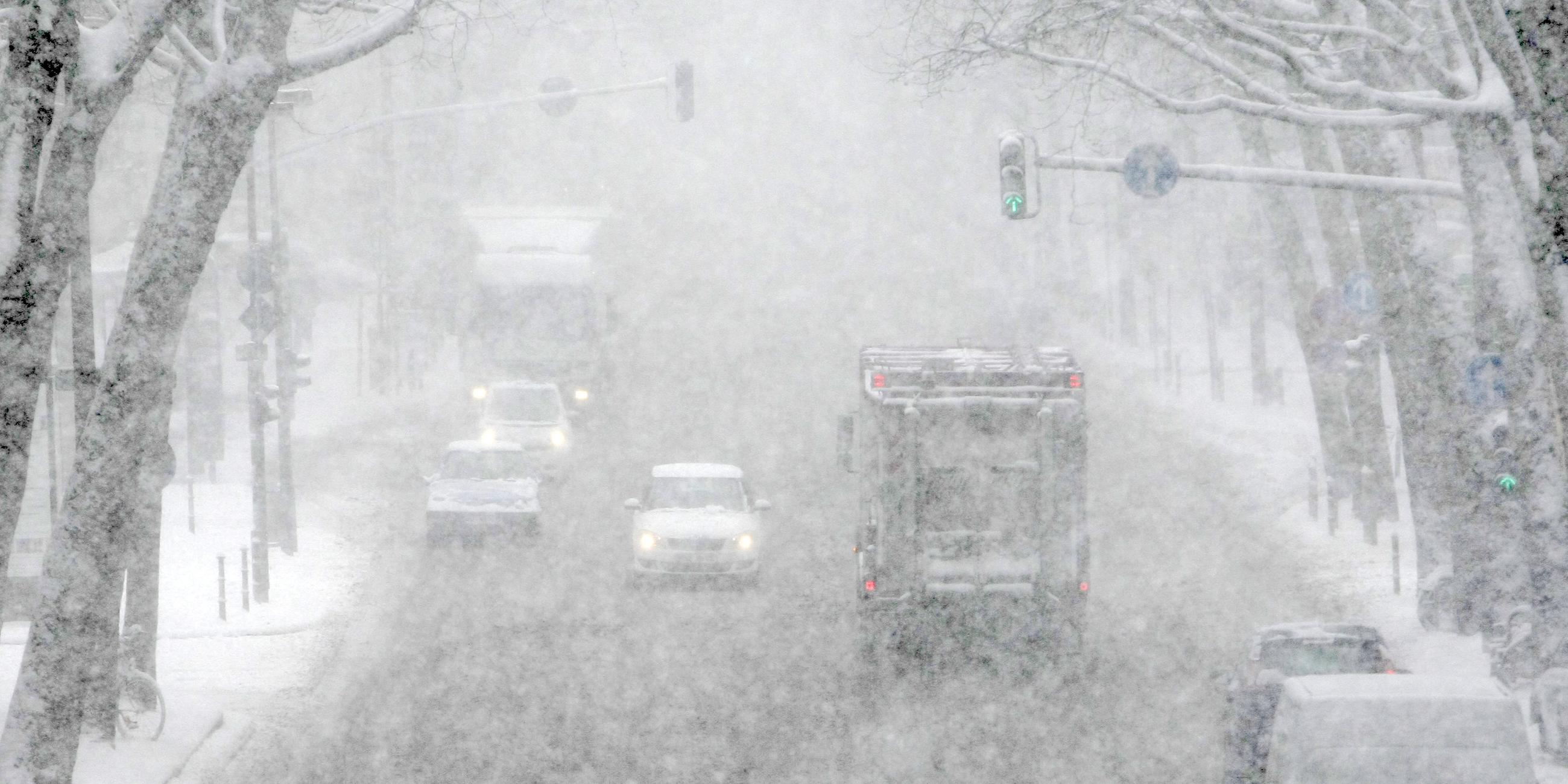 Stadtverkehr im Winter bei starkem Schneefall