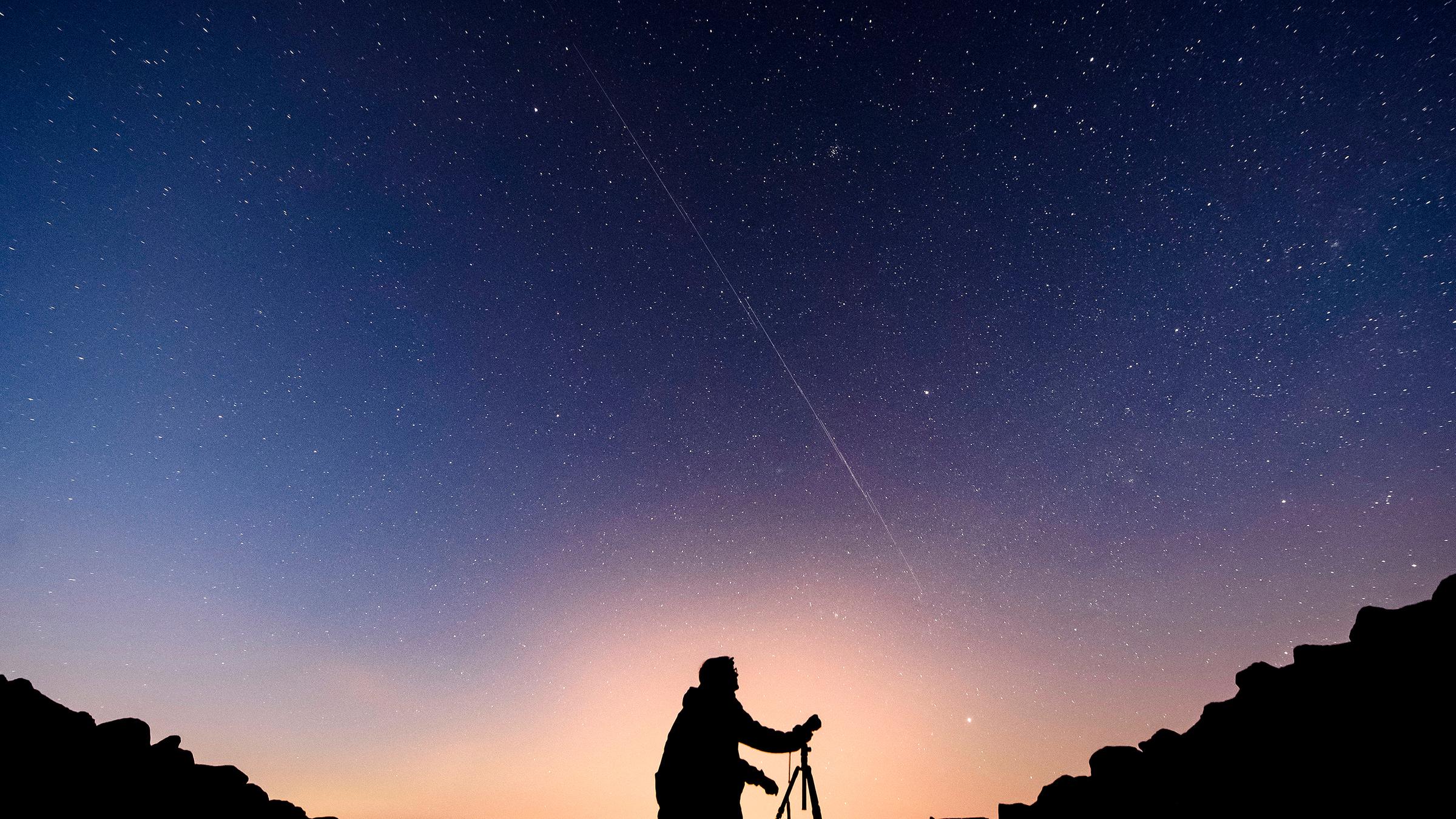 Starlink Satelliten Sorgen Fur Lichterkette Am Himmel Zdfheute