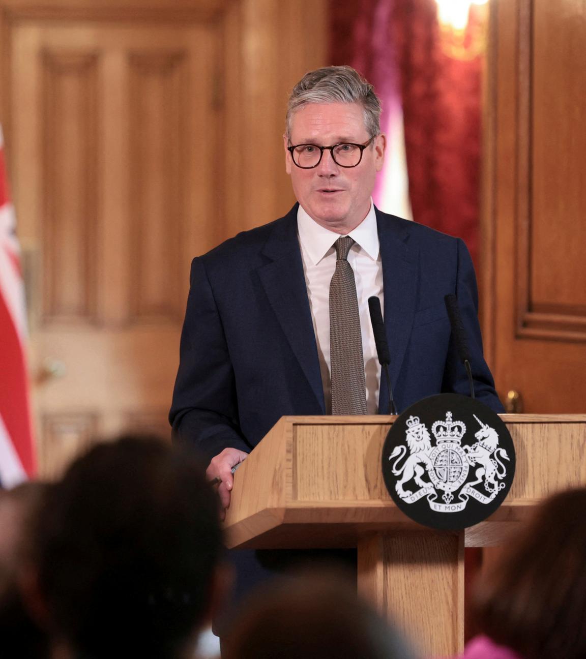 Der britische Premierminister Keir Starmer hält im Anschluss an seine erste Kabinettssitzung als Premierminister in London eine Rede