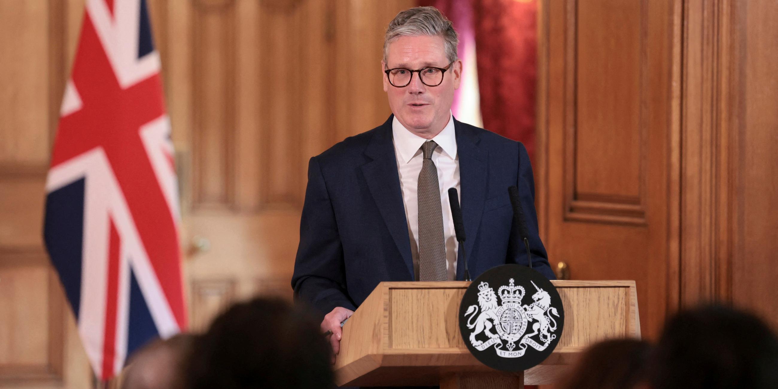 Der britische Premierminister Keir Starmer hält im Anschluss an seine erste Kabinettssitzung als Premierminister in London eine Rede