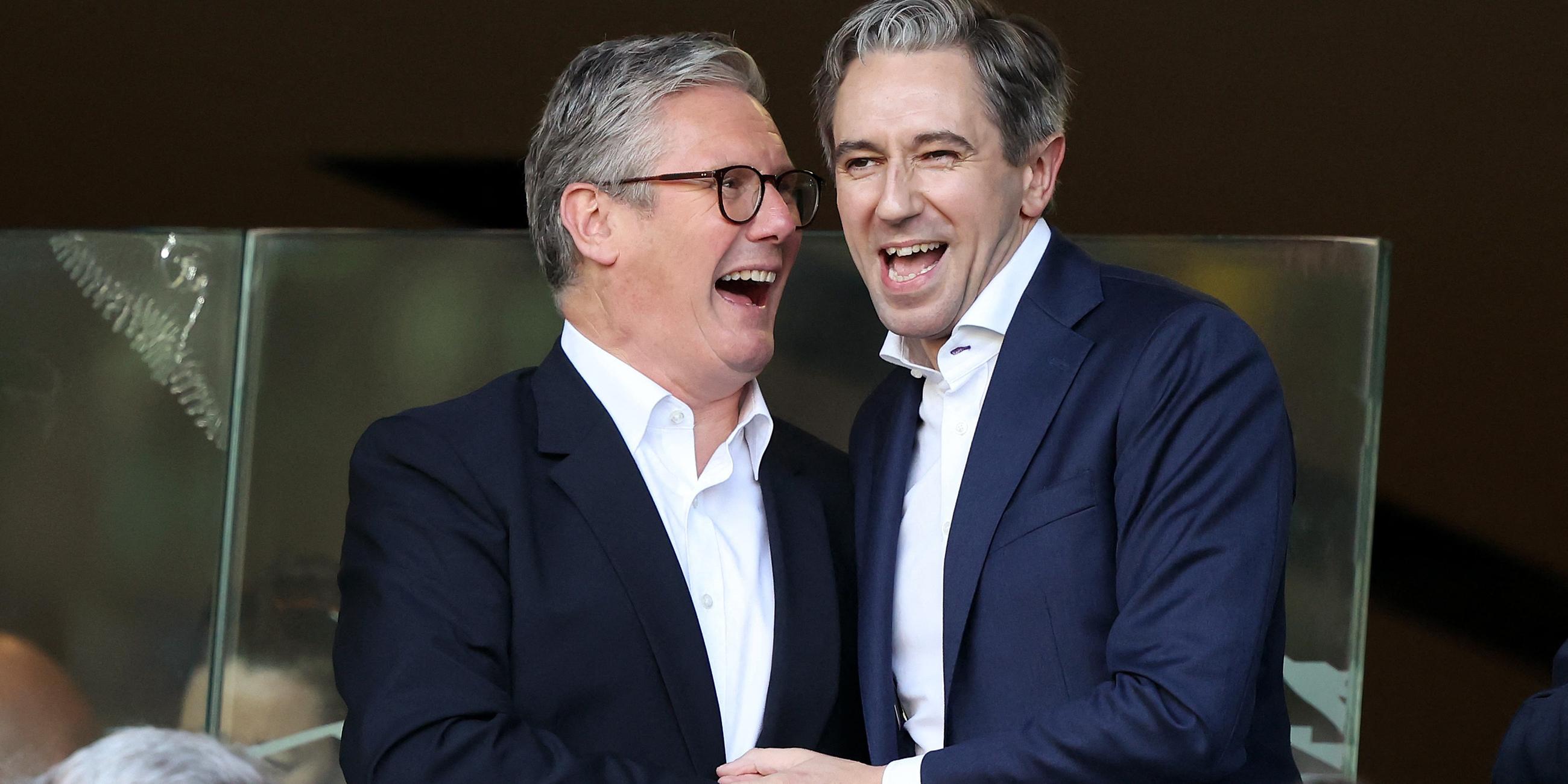 Großbritanniens Premierminister Keir Starmer (l) und Irlands Regierungschef Simon Harris schauen ein Fußballspiel.