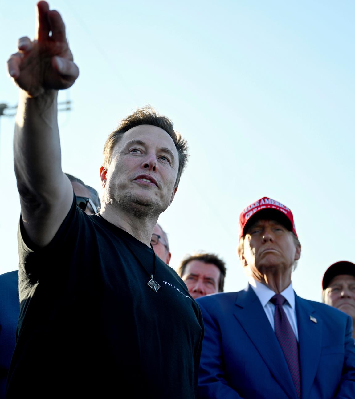 Donald Trump hört Elon Musk beim Start des sechsten Testflugs der SpaceX Starship-Rakete zu