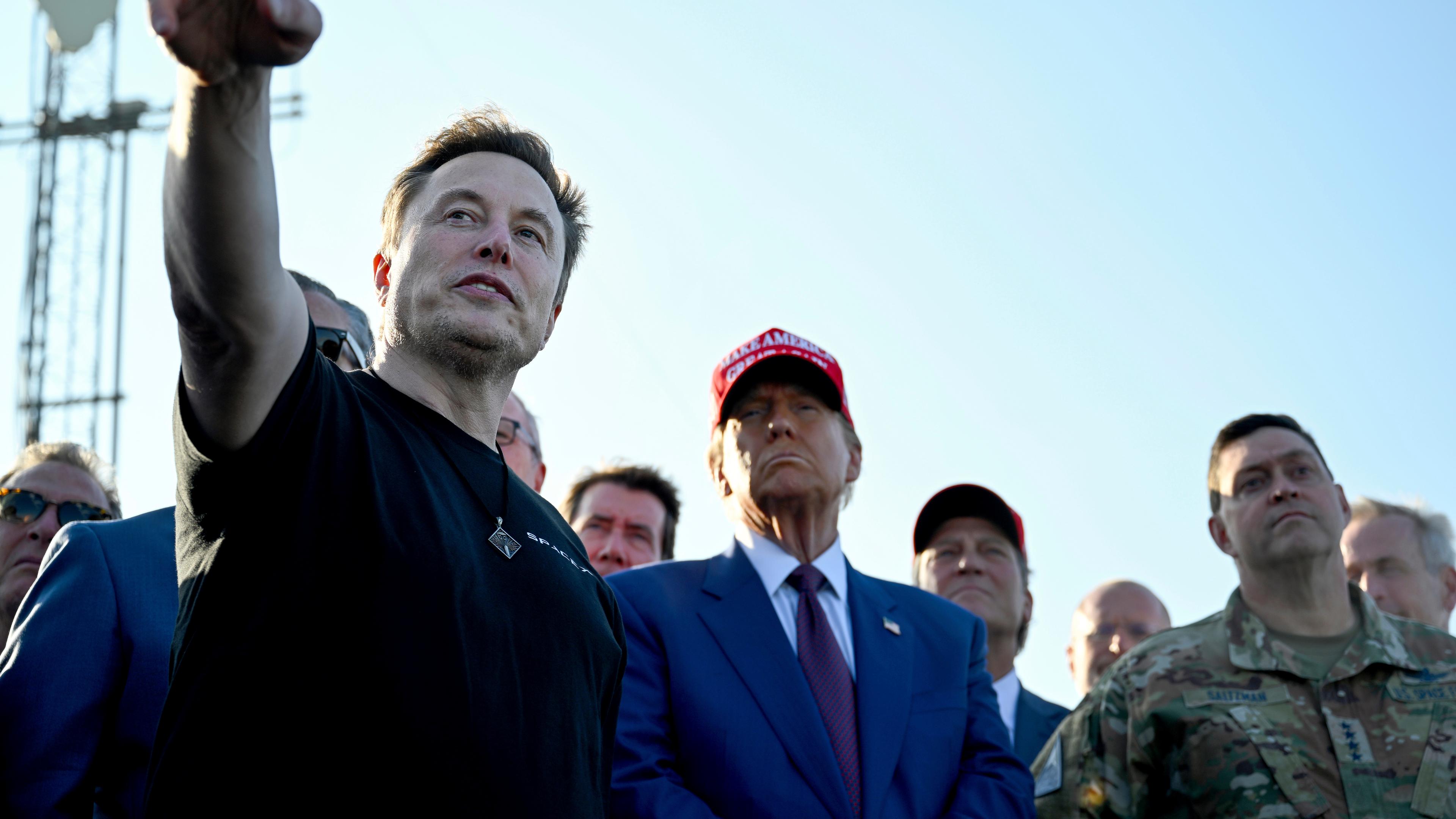 Donald Trump hört Elon Musk beim Start des sechsten Testflugs der SpaceX Starship-Rakete zu