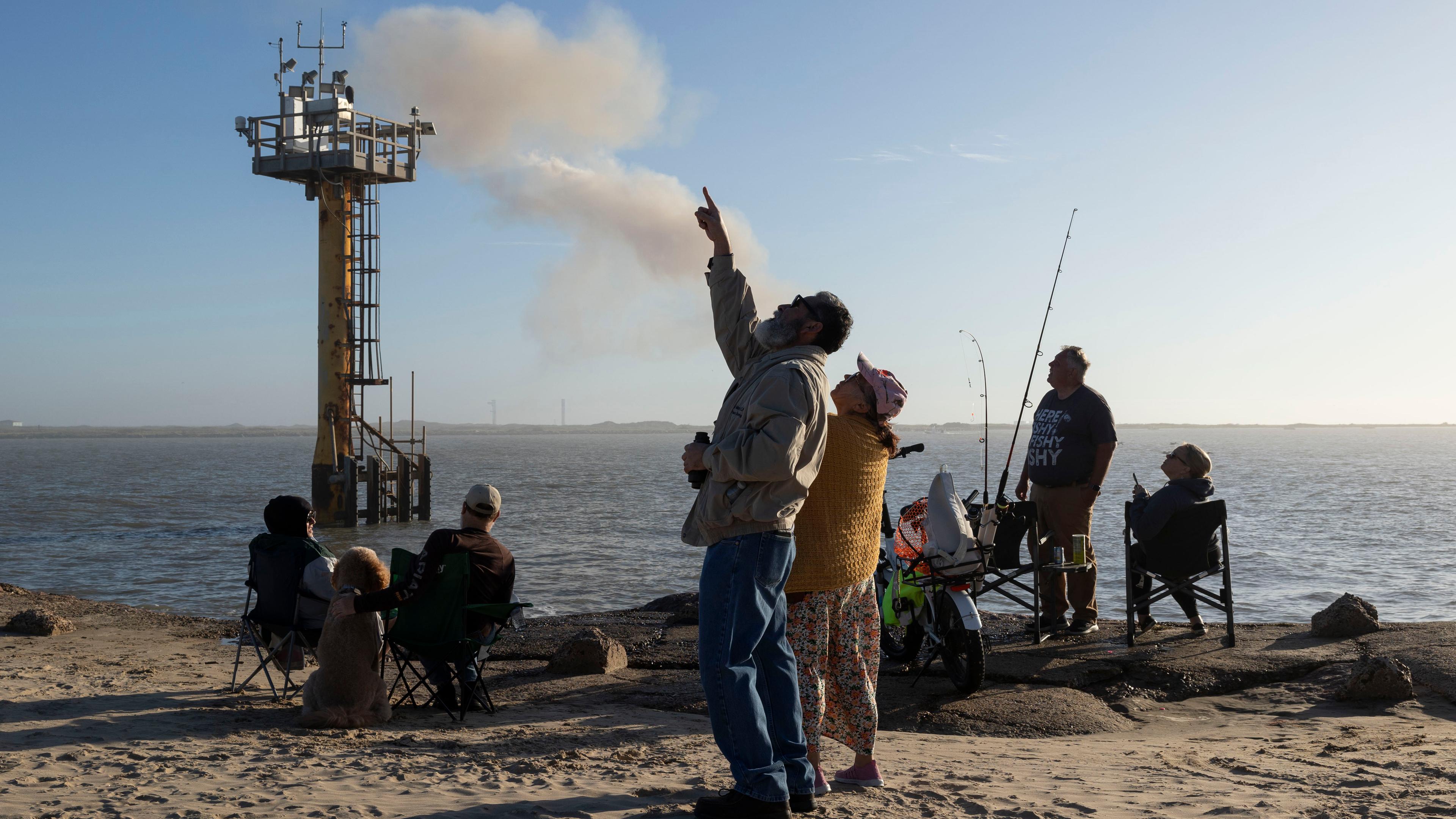 Zuschauer beobachten, wie die SpaceX-Rakete „Starship“ am 16. 01. 2025 von der Starbase-Anlage des Unternehmens in Boca Chica, Texas, USA, startet.