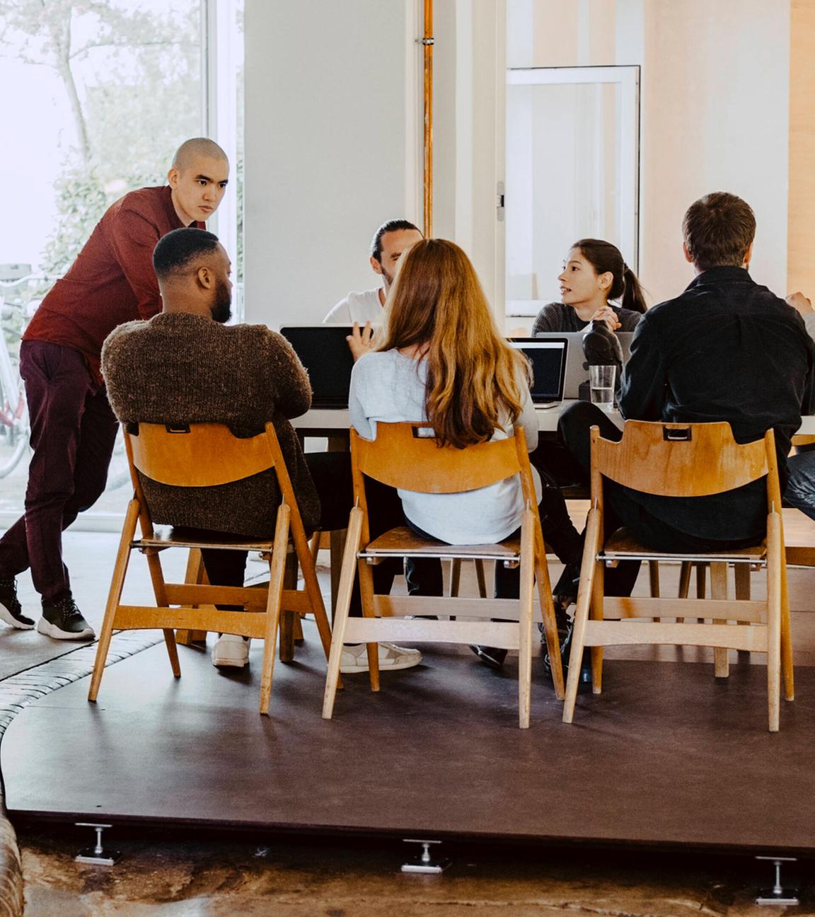 Das Team eines Start-Ups sitzt in ihrem Büro in Berlin.