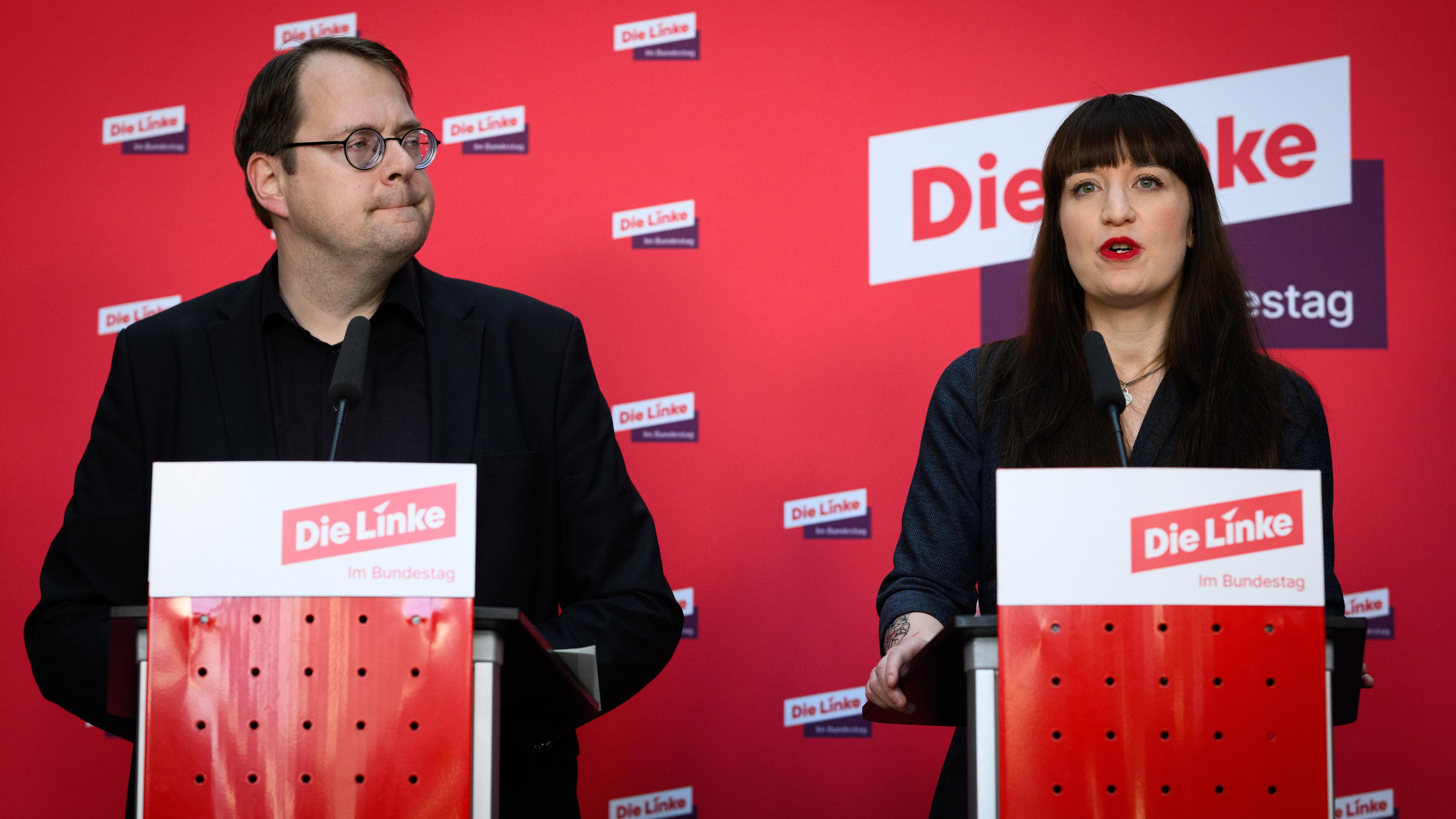 Berlin: Die Vorsitzenden der Bundestagsgruppe der Partei Die Linke, Heidi Reichinnek (r) und Sören Pellmann, äußern sich bei einer Pressekonferenz der Linken im Deutschen Bundestag