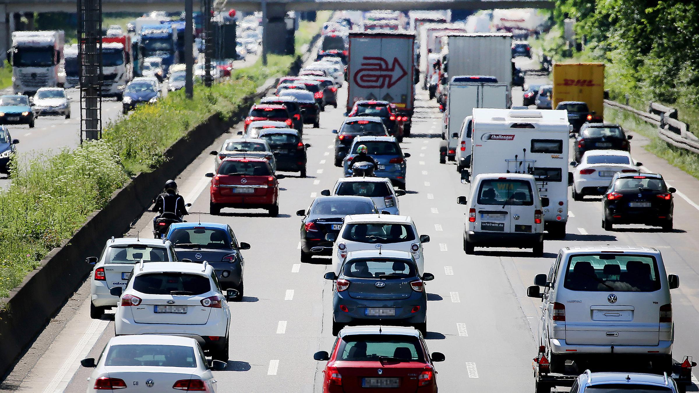 Archiv: Lkw und Pkw stehen auf der A4 auf dem Kölner Ring im Stau.