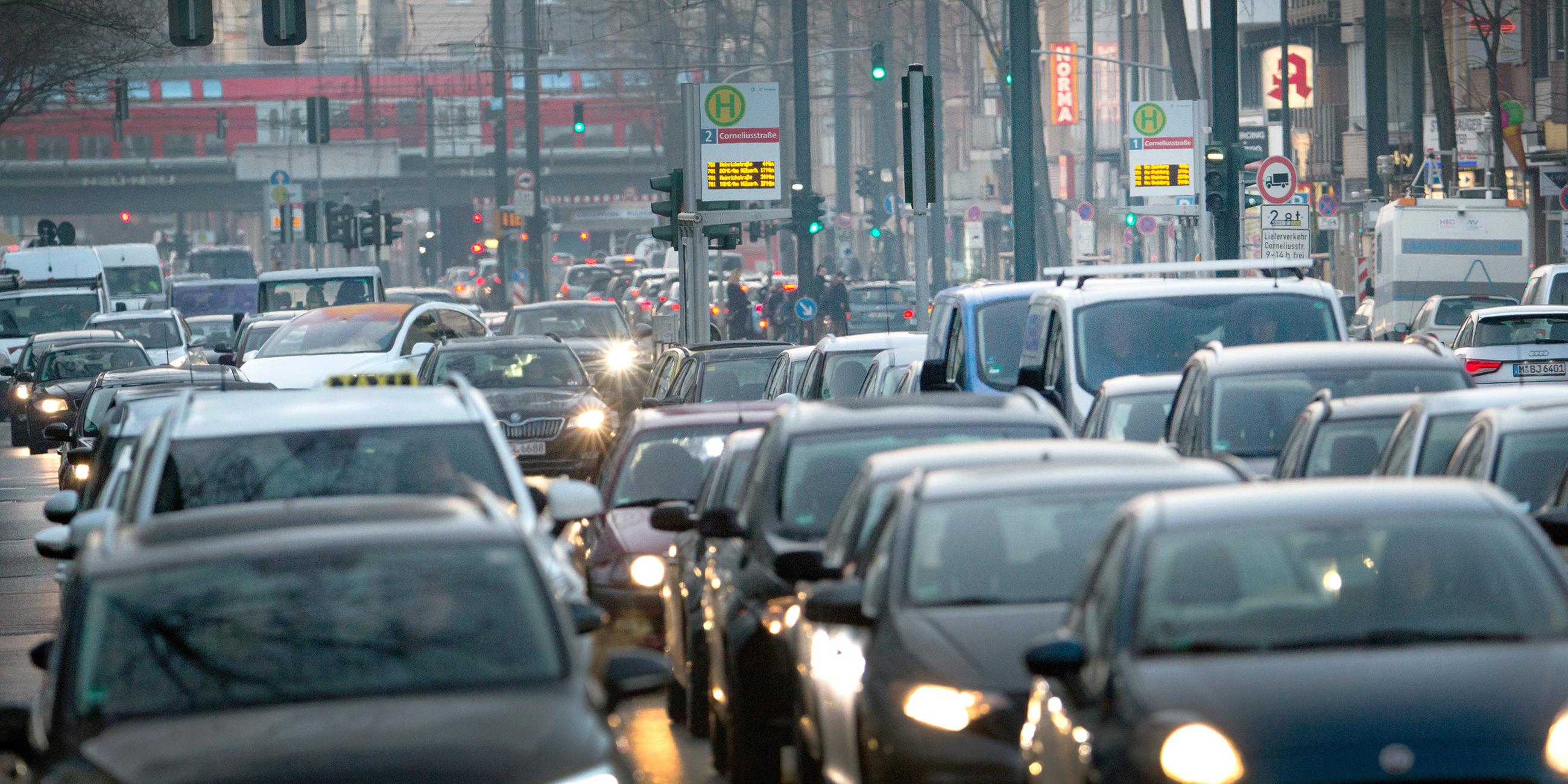 Stau im Düsseldorfer Berufsverkehr